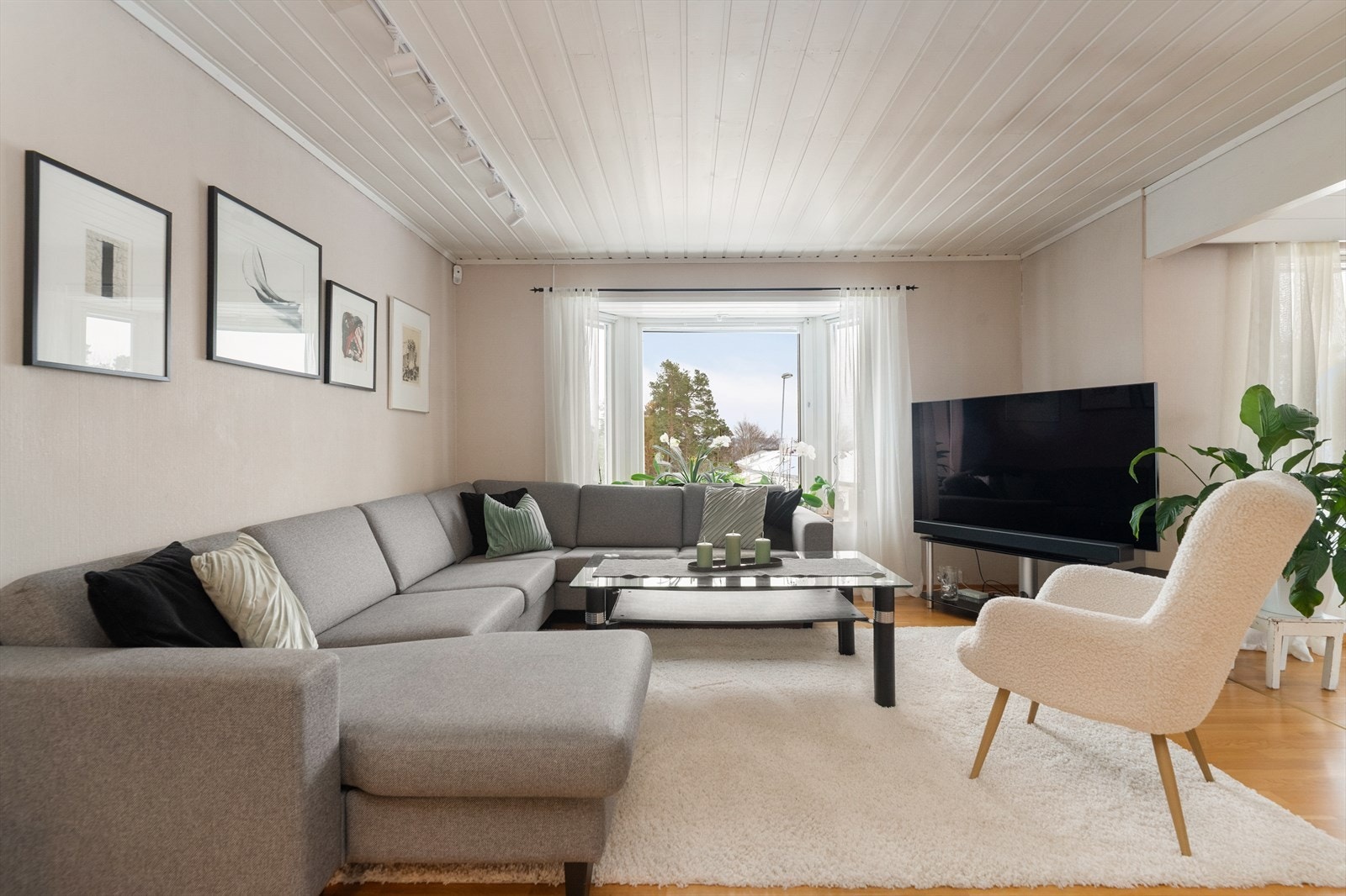 Stua har en luftig og åpen atmosfære, med lyse fargetoner og parkett på gulvet. Galleribilde