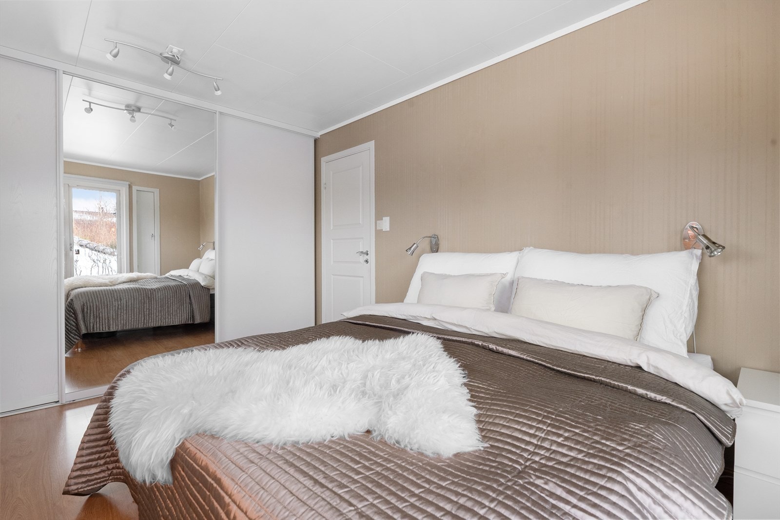 Det er god oppbevaringsplass i skyvedørsgarderobe langs den ene veggen, hvor deler av denne har speilfelt. Galleribilde