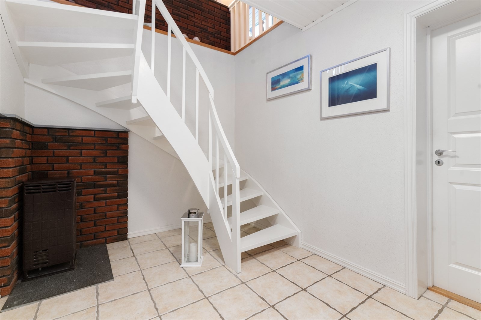 I vindfanget og hallen er det flislagte gulv, hvor det i hallen også er gulvvarme. I hallen er det i 2023 installert varmepumpe for en jevn og behagelig varme. Galleribilde