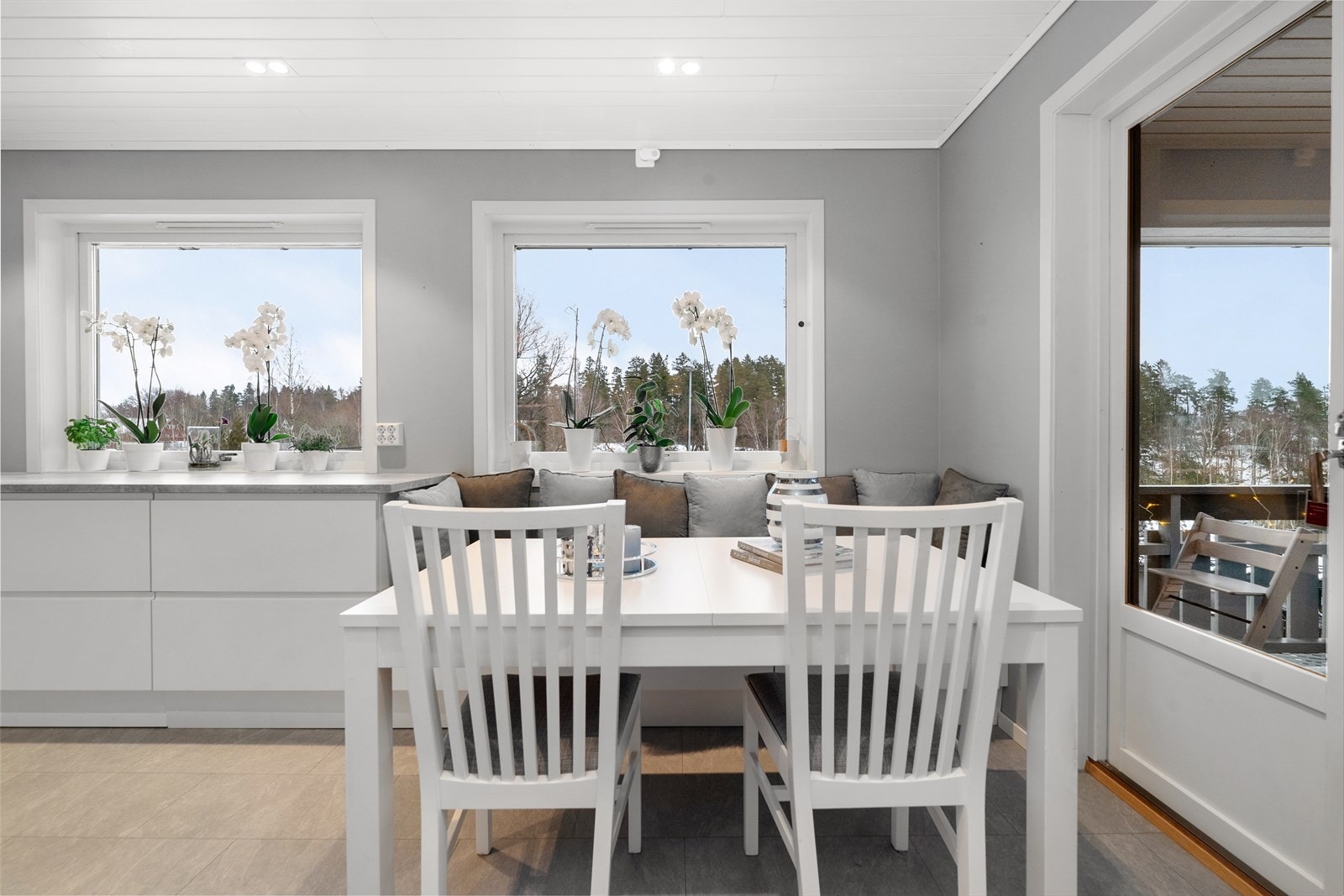 Lyst og deilig kjøkken med plass til spisegruppe. På sommerstid står døren åpen til overbygget veranda. Galleribilde