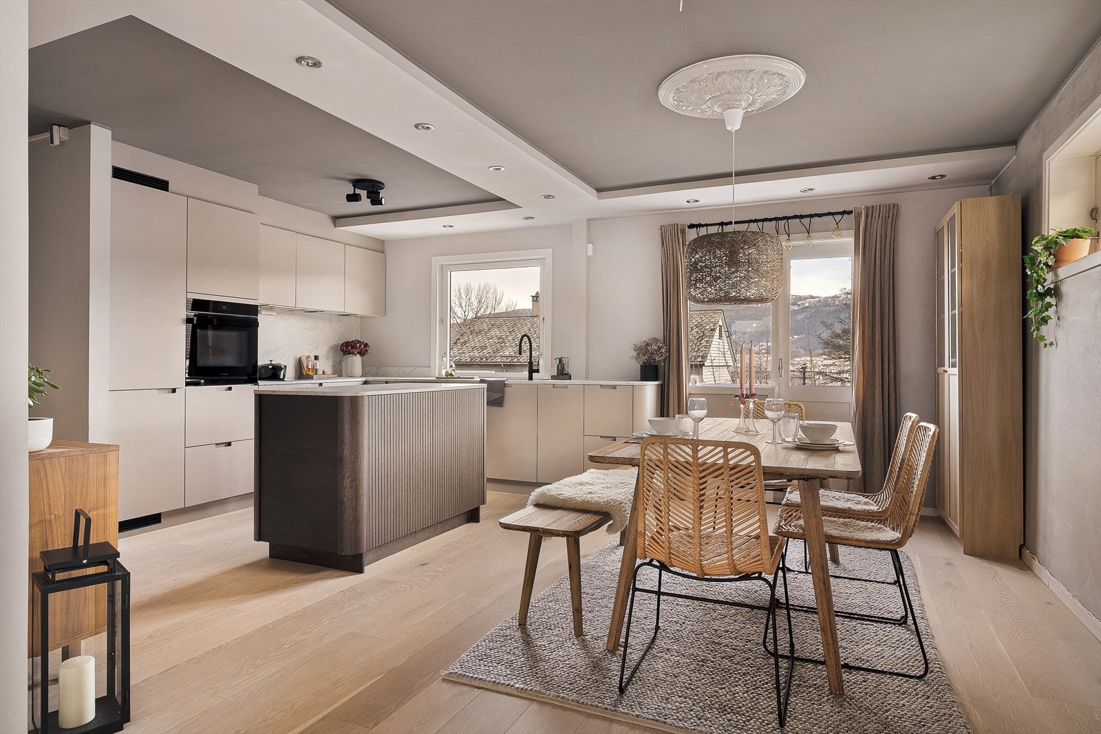 En attraktiv og innbydende del av en tomannsbolig beliggende i en ettertraktet og veletablert gate med halvdel av carport! Galleribilde