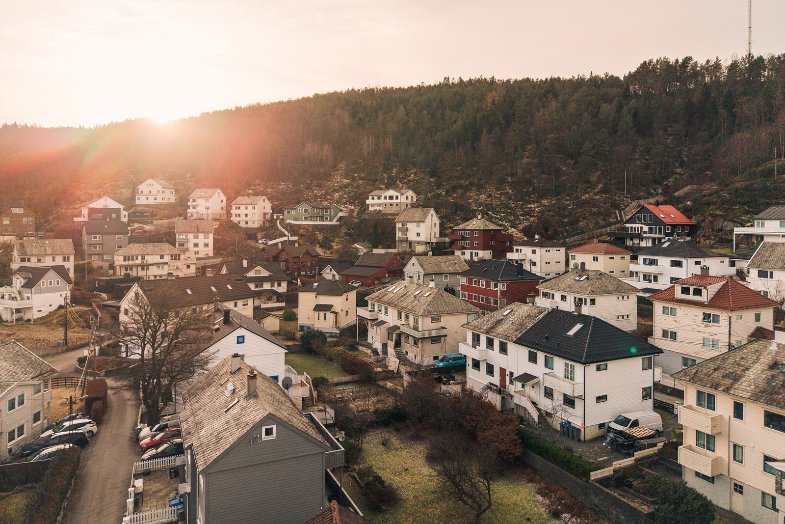 Attraktivt område med flotte turmuligheter som Holafjellet, Lyderhorn og Kvarven i nærheten. Galleribilde