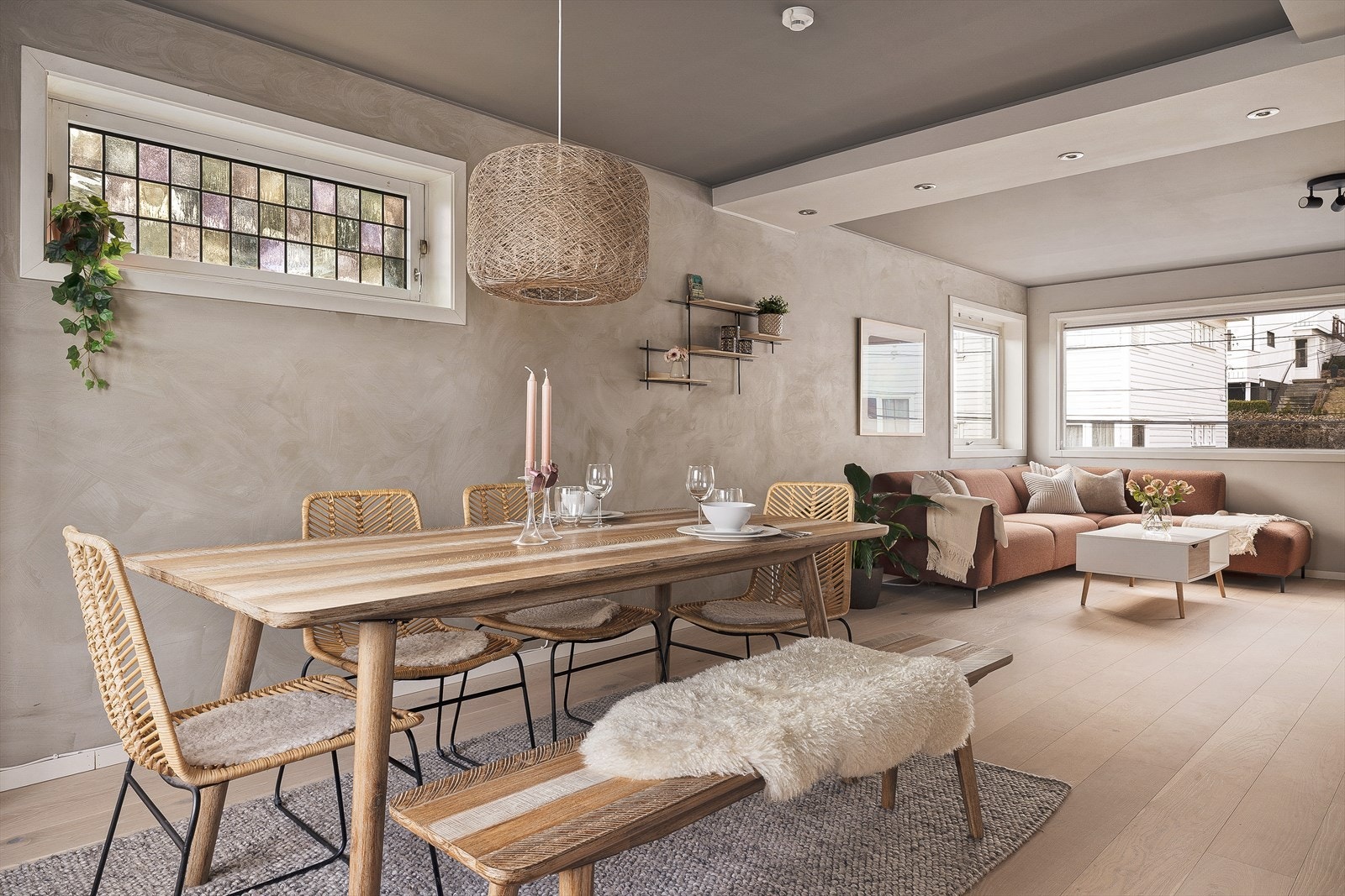 Boligen har åpen stue/kjøkken-løsning som gir større romfølelse og skaper et bedre sosialt samvær. Galleribilde