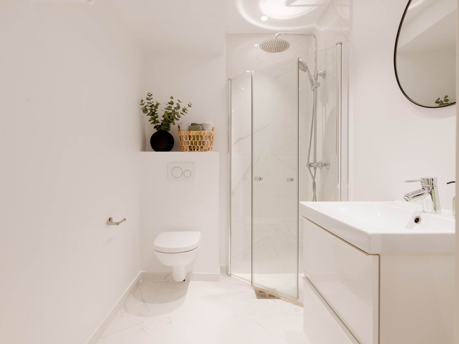 Lekkert bad fra 2020 i en tidsnøytral utførelse. Varmekabler i gulvet for en god temperatur året rundt. Galleribilde