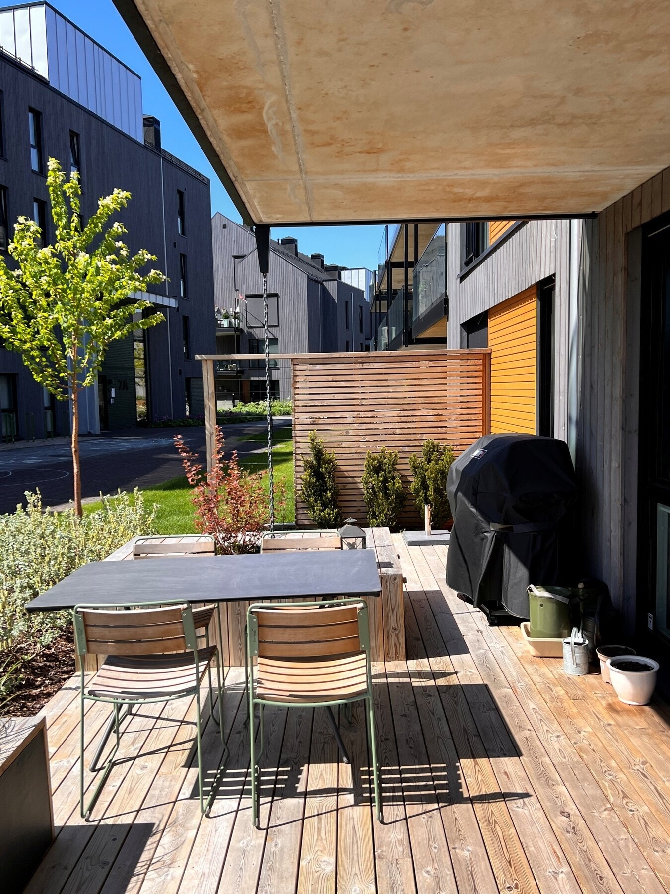 Terrasssen har levegg og plassbygde blomsterkasser Galleribilde