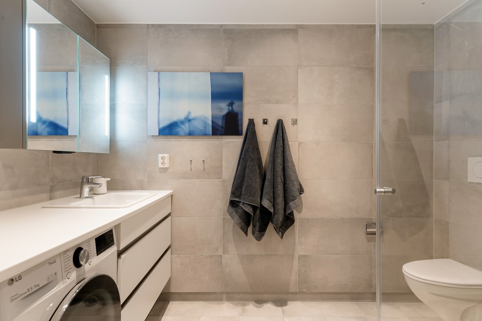 Pen innredning med nedfelt vask under speil. Galleribilde