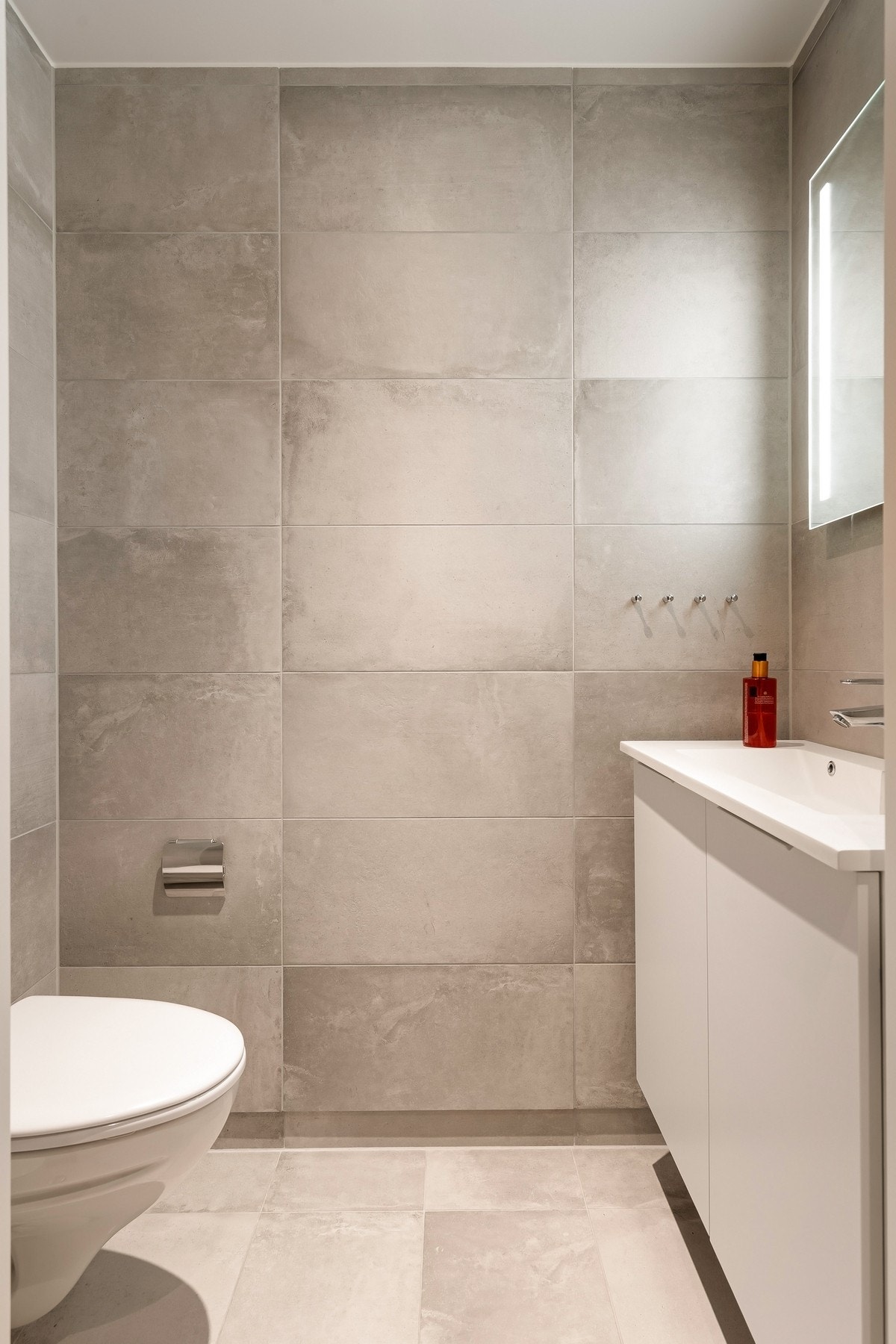 Innredning med nedfelt servant. Servantskap er oppgradert. Galleribilde