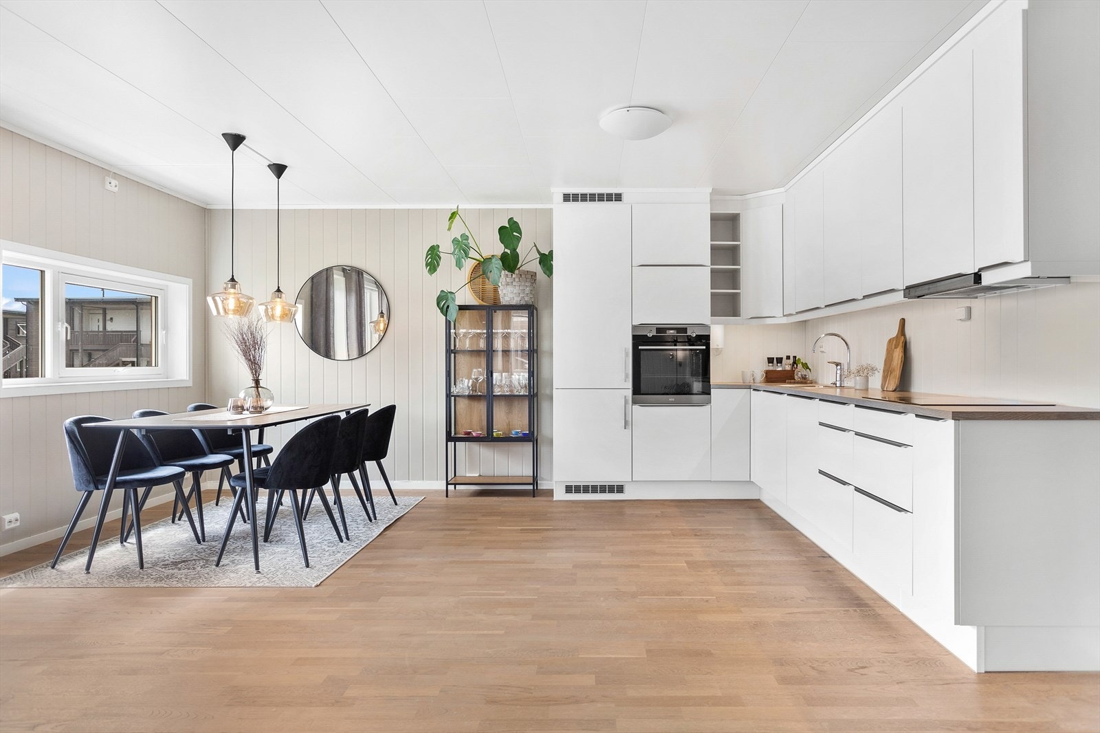 Det er integrerte hvitevarer på kjøkkenet, legg merke til steikeovnen som er plassert i god arbeidshøyde Galleribilde