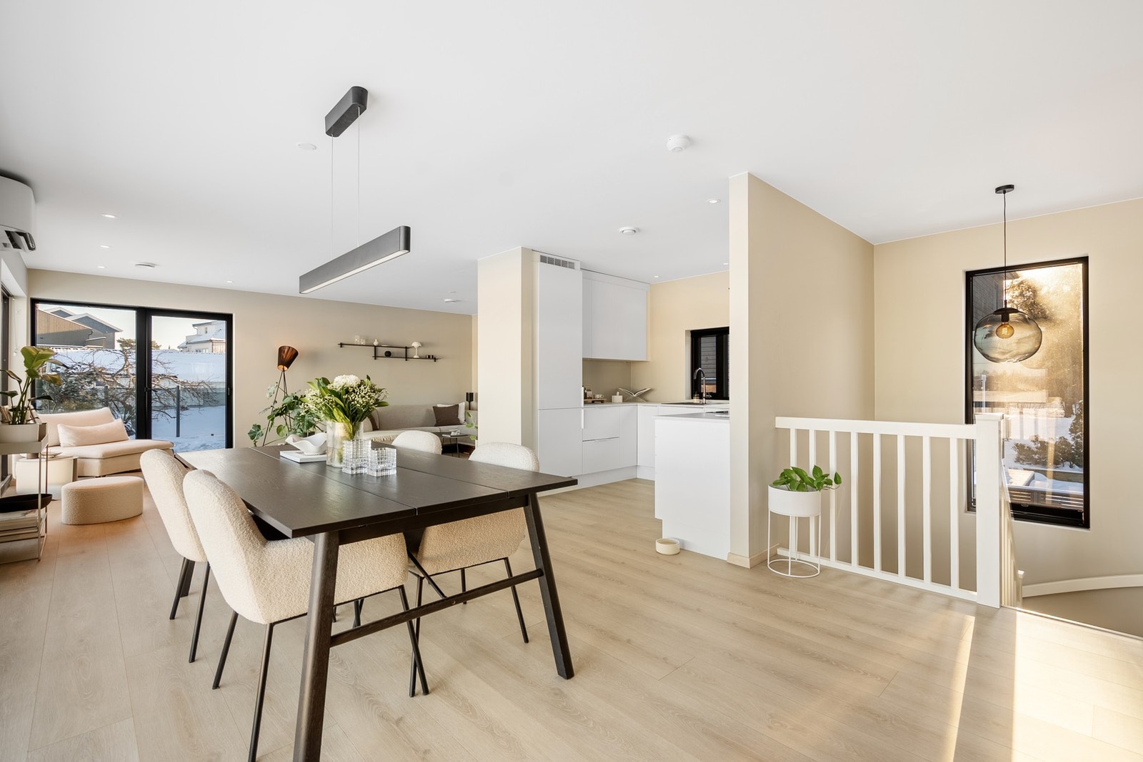 Med vinkel, noe som gir både en effektiv romutnyttelse og et naturlig skille mellom sonene Galleribilde