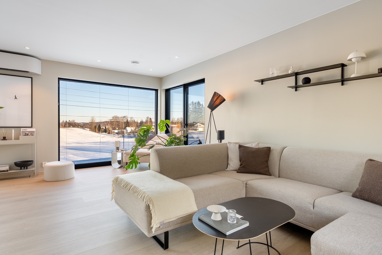 Et sted å finne ro - sofaområde med utsikt over landskapet inviterer til avslapning Galleribilde