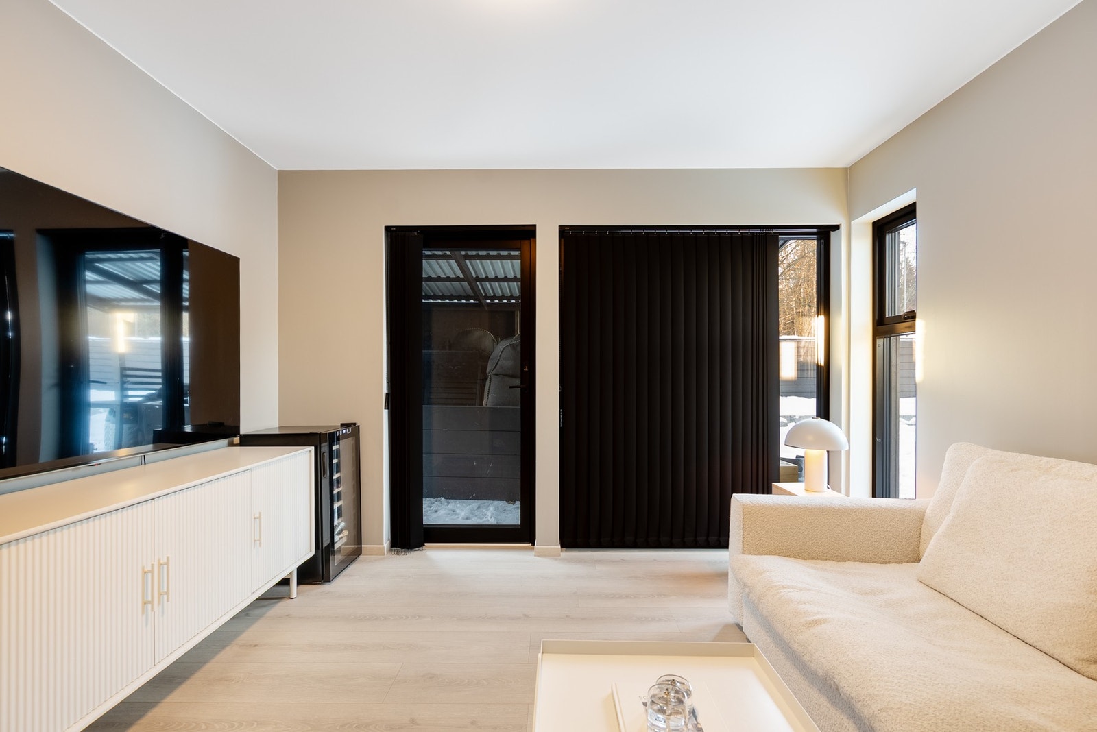 Et rom som enkelt kan tilpasses ulike behov, med direkte tilgang til terrasseområdet Galleribilde