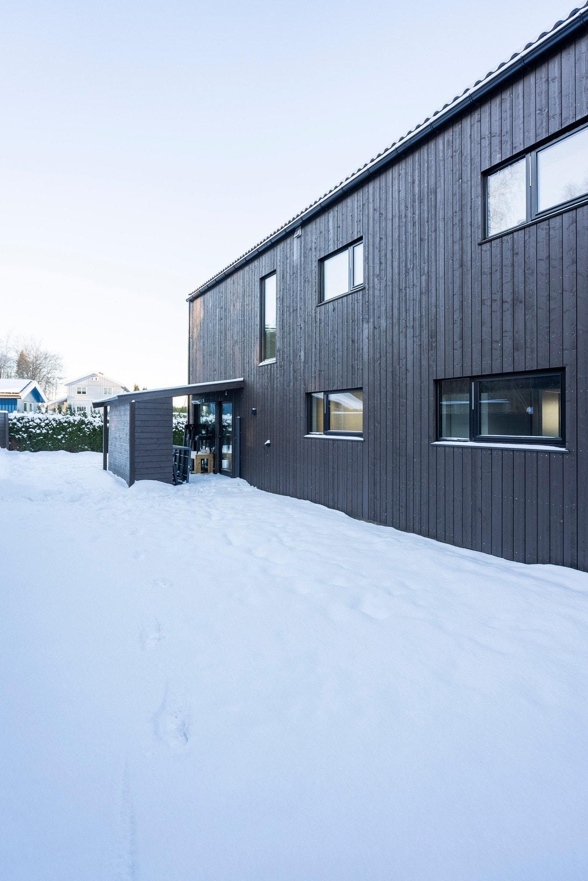 Utenfor stuen i 1. etasje har deler av uteplassen overbygg - perfekt for ly og skygge når du trenger det Galleribilde