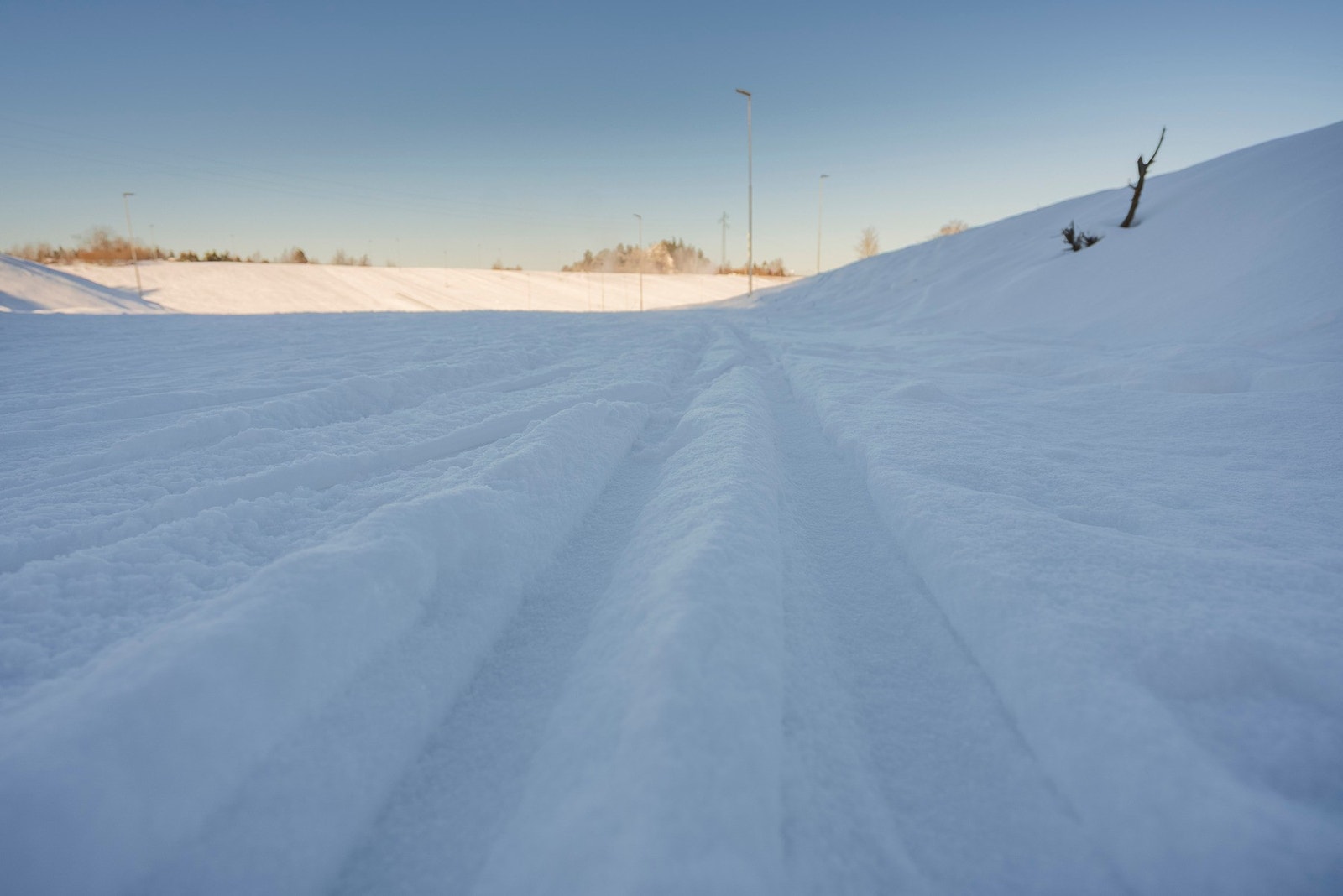 Kort vei for å nyte ferske skispor i opplyst løype Galleribilde