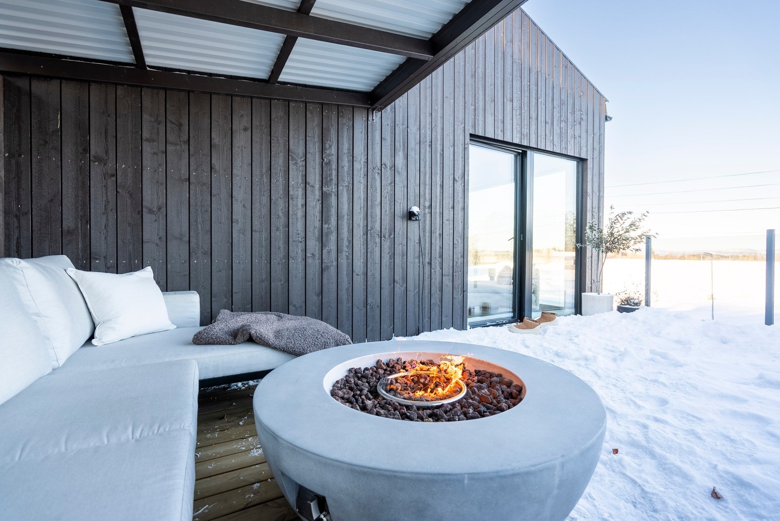 Over carporten er det bygget stor terrasse med fritt utsyn over nærområdet Galleribilde