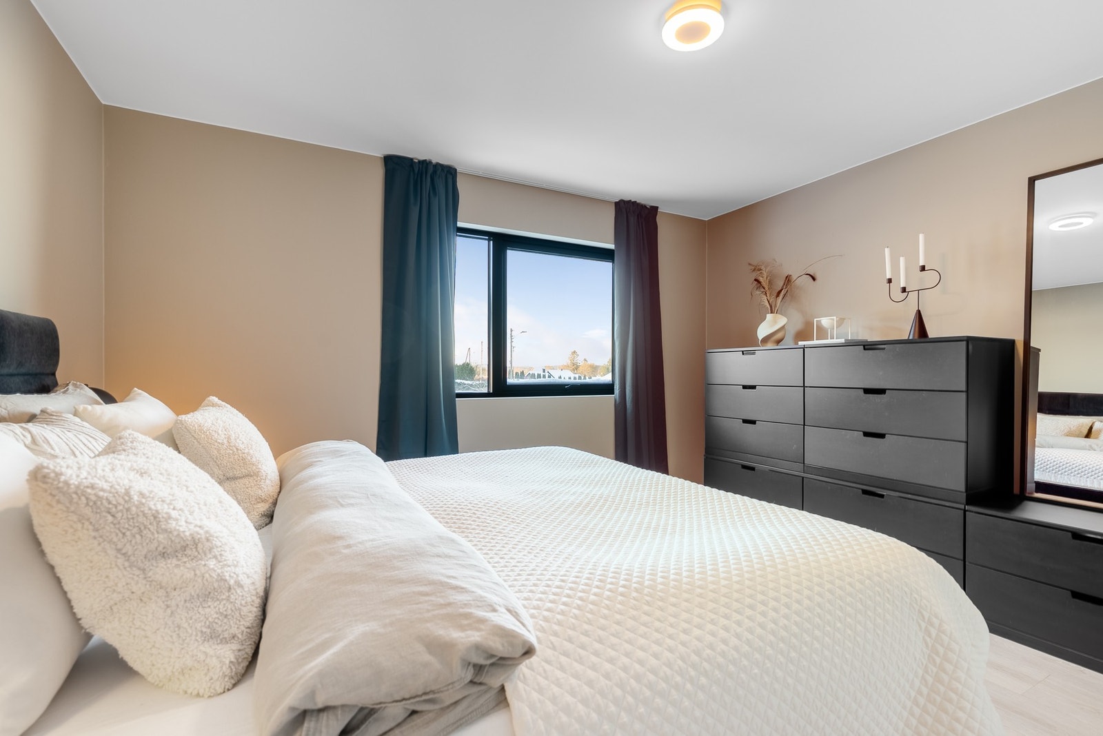 God plass som gjør det enkelt å kombinere garderobeløsning med stil og orden Galleribilde