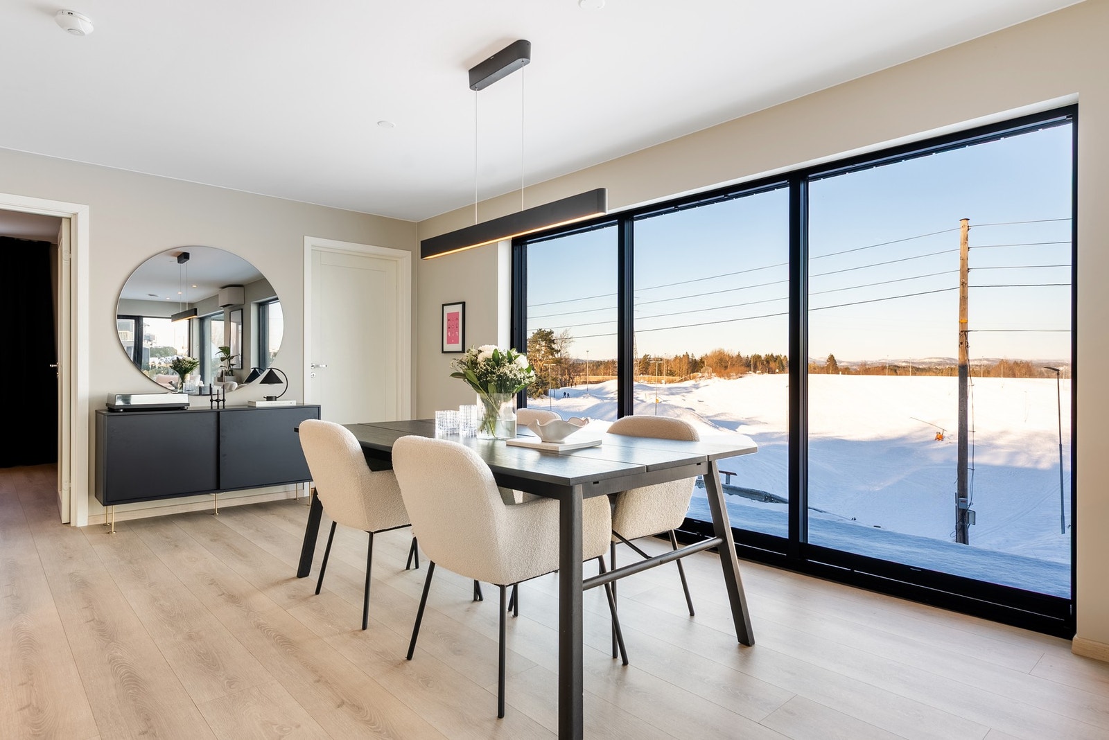 I 2.etasje kommer du opp i stue og kjøkken i åpen løsning, og store vindusflater som rammer inn utsynet Galleribilde