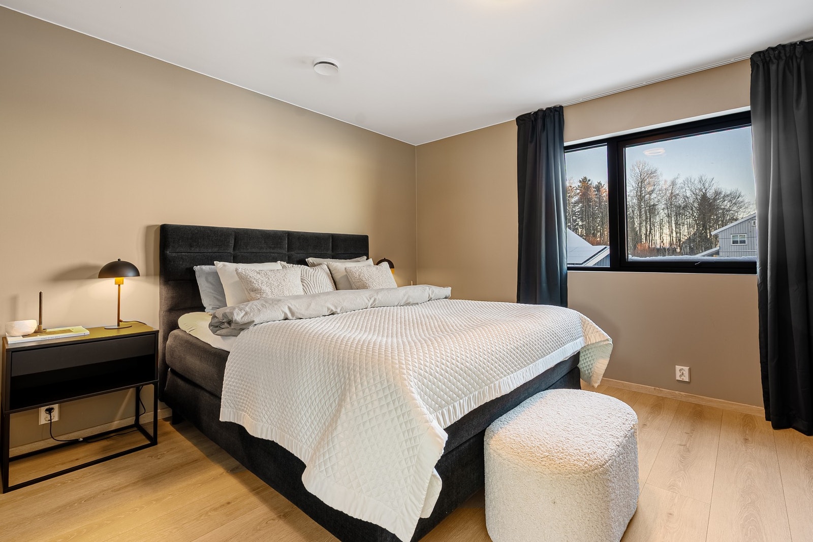 Et romslig soverom med god plass - perfekt for rolige stunder og en mer privat atmosfære Galleribilde