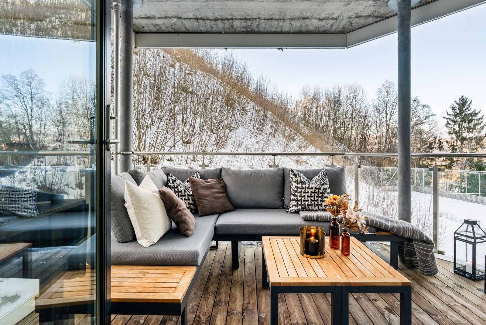 Fra stue og kjøkken er det utgang til en romslig, takoverbygget balkong på hele 12 kvm. Galleribilde