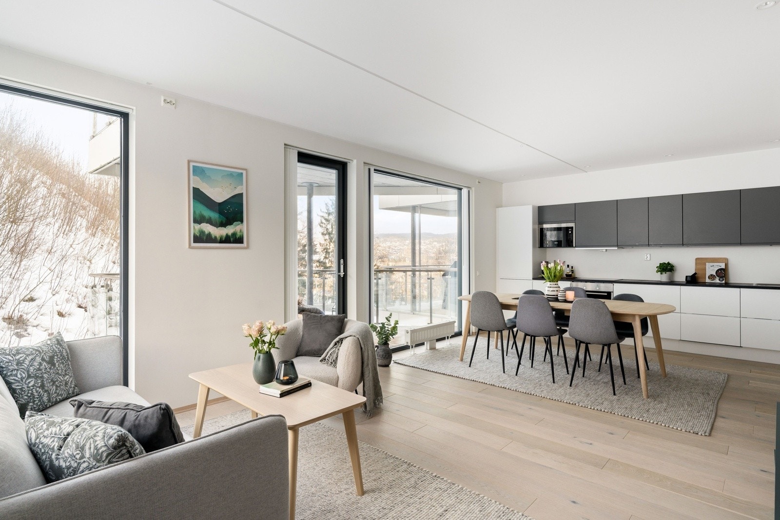 Beliggenheten i tredje etasje kombinert med hjørneplasseringen gir rikelig med naturlig lysinnslipp fra flere himmelretninger. Galleribilde