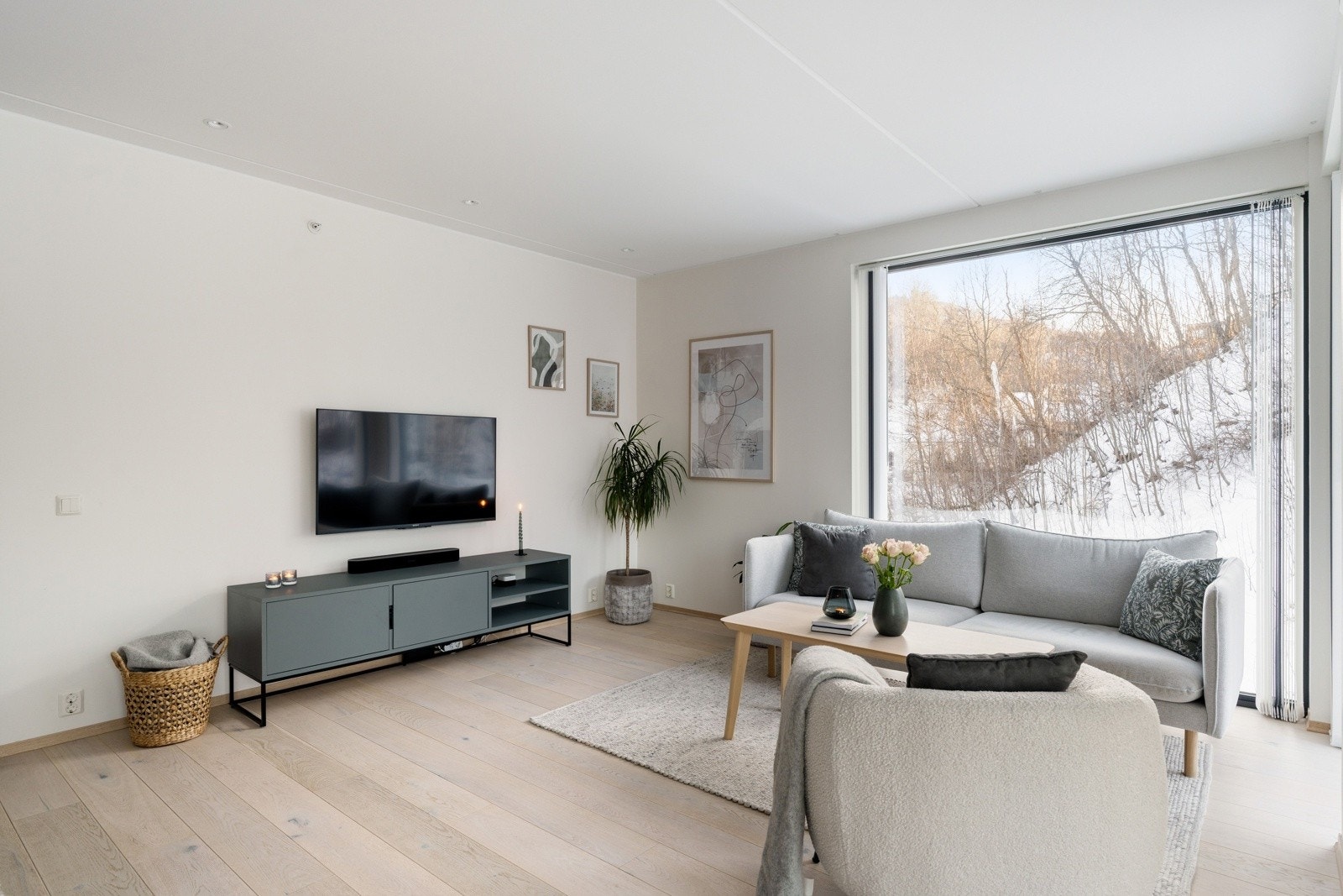 Stue og kjøkken er målt til 31,5 kvm og har god plass til sofagruppe, mediemøblement og spisebord. Galleribilde