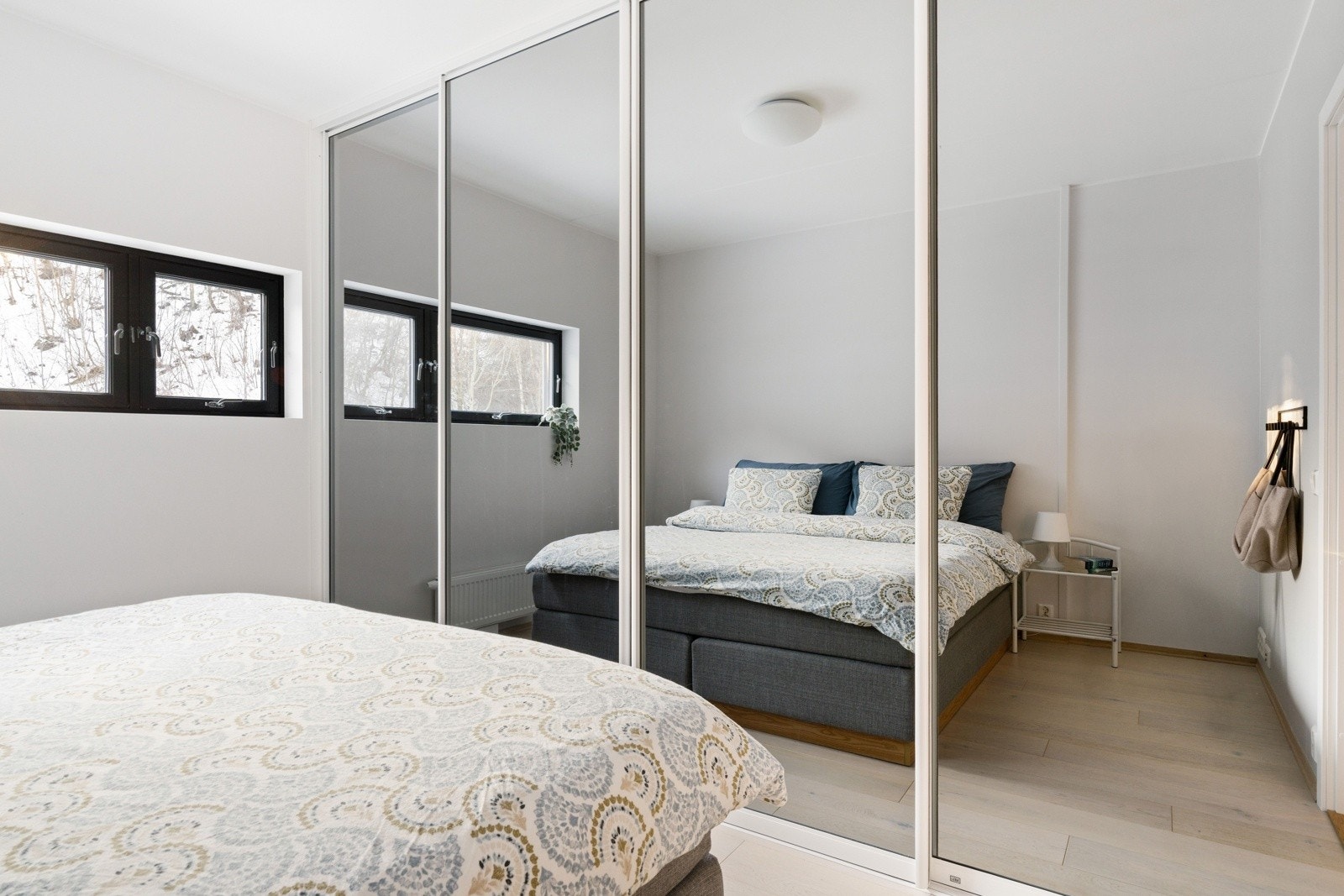 Hovedsoverommet har god plass til dobbeltseng og nattbord, og er innredet med en romslig skyvedørsgarderobe. Galleribilde