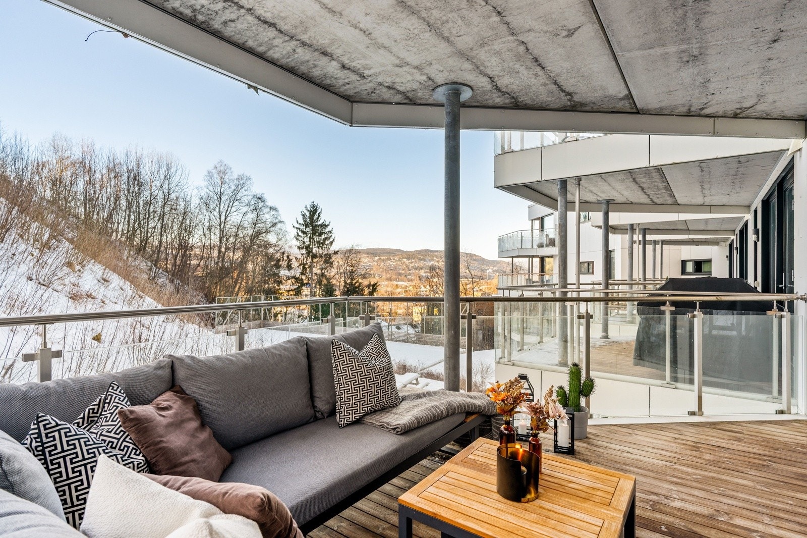 Leiligheten har en herlig og tilbaketrukket balkong med gode sol- og utsiktsforhold. Galleribilde