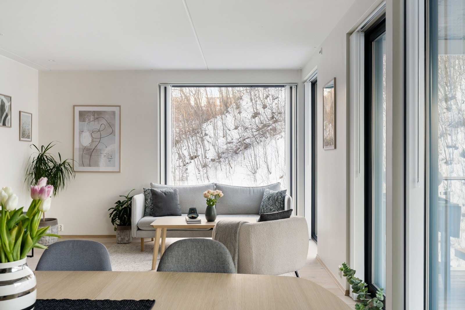 Store vindusflater gir rikelig med naturlig lys og bidrar til en behagelig atmosfære. Galleribilde