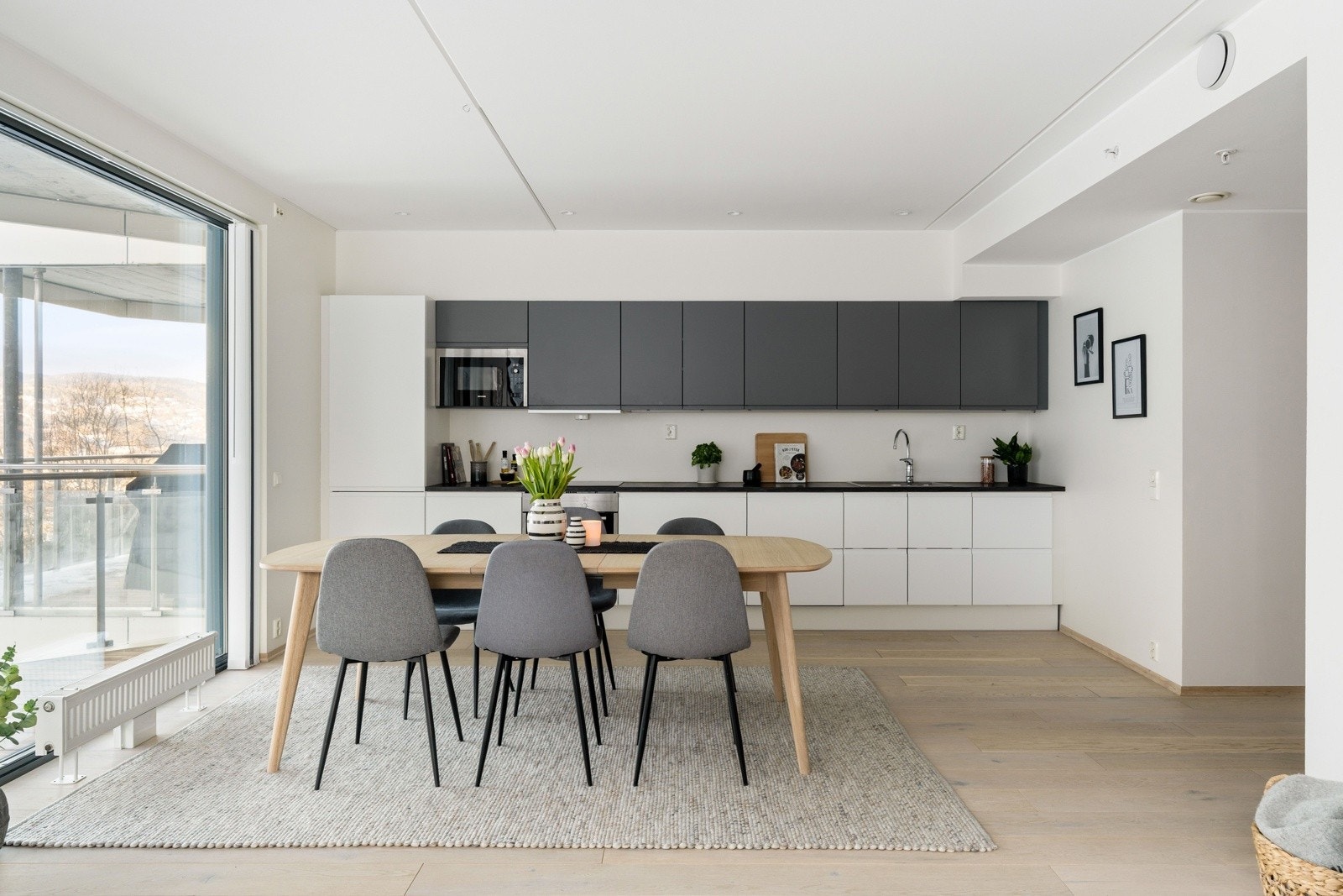 Kjøkkenet fremstår som stilrent og moderne med en gjennomtenkt innredning som gir rikelig med skap- og benkeplass. Galleribilde