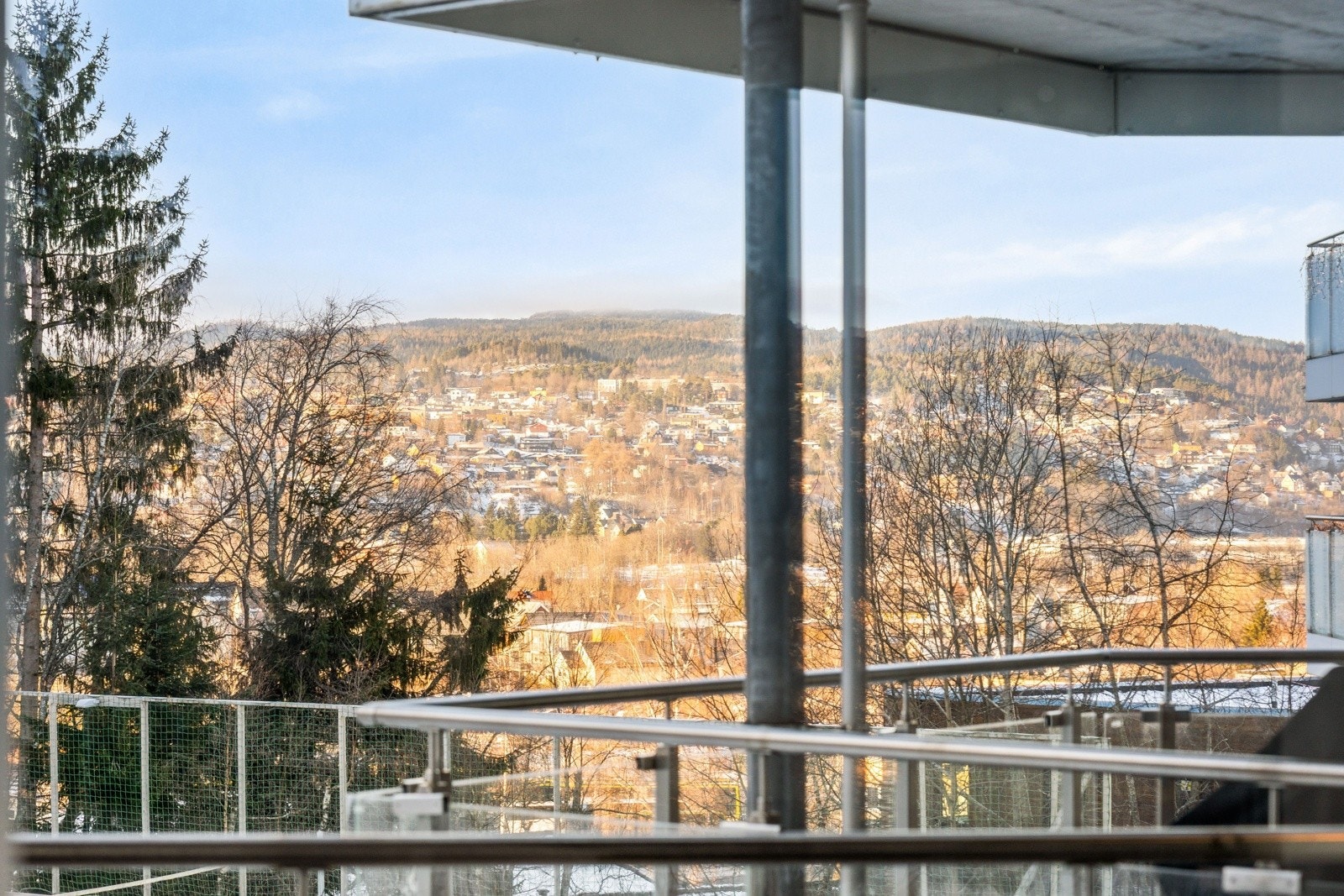 Fra balkongen har man flott utsikt mot vest med blant annet Byåsen og Bymarka i horisonten. Galleribilde