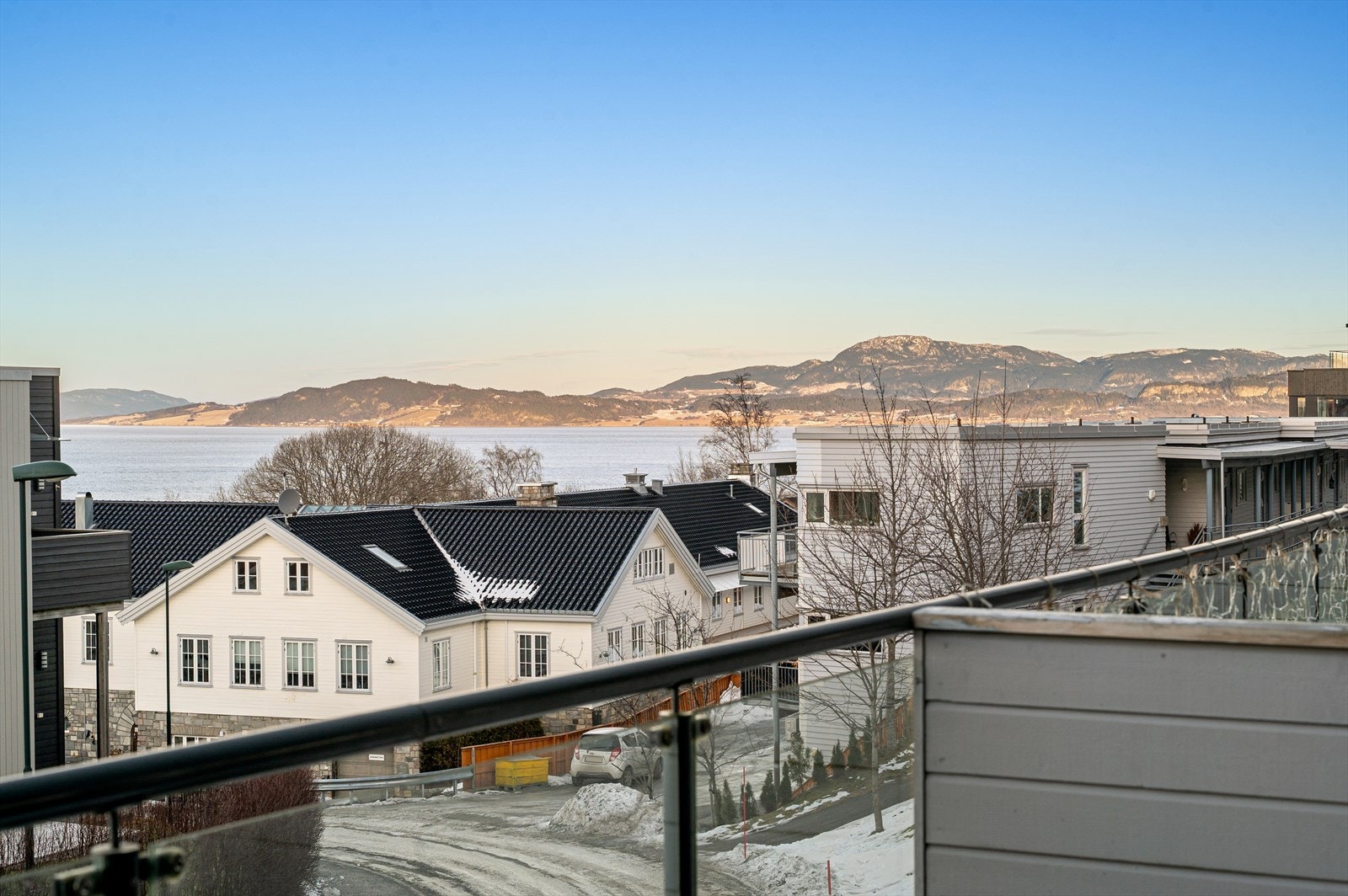 Fra balkongen har du flott sjøutsikt mot Trondheimsfjorden. Galleribilde