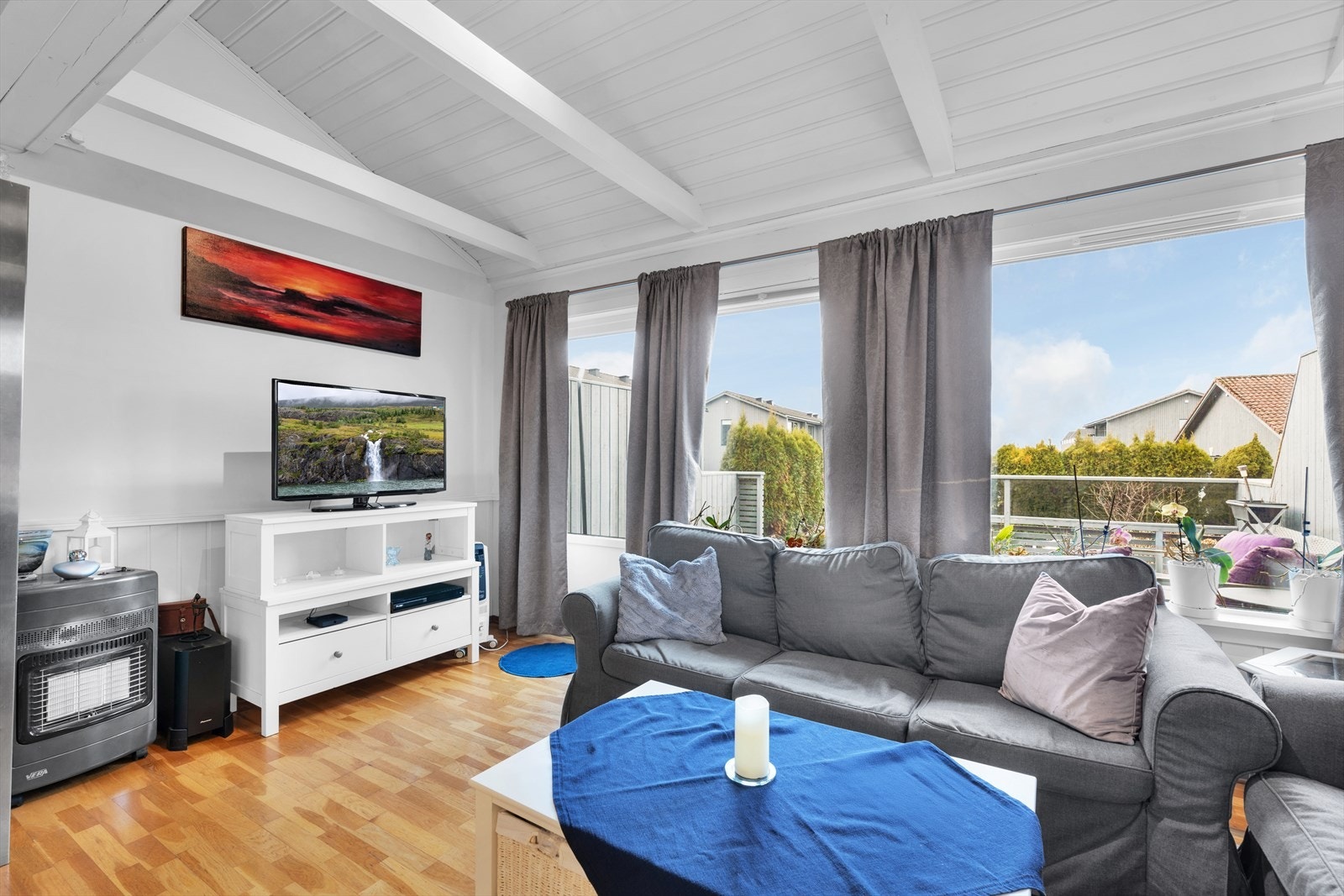 Stue - utgang til solrik terrasse og hage Galleribilde