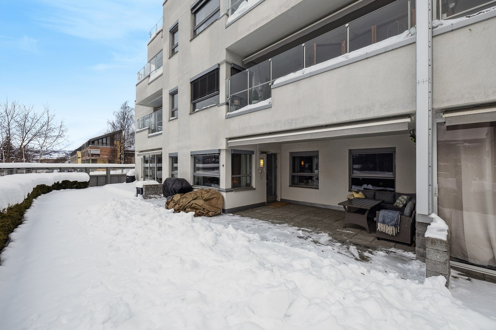 Den vedlikeholdsfrie uteplassen med betongheller er en fin forlengelse av stuen. Galleribilde