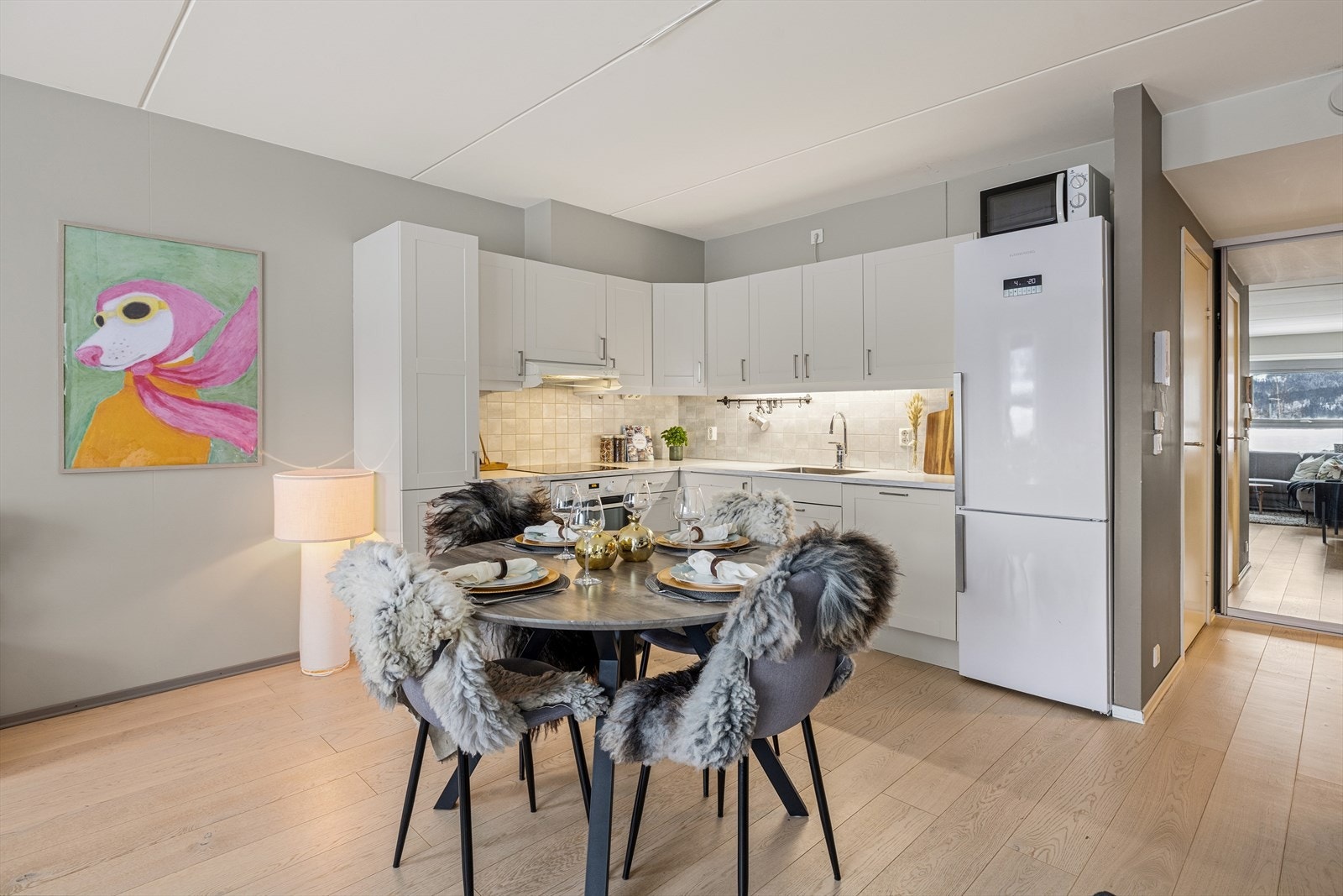 Her er det integrert komfyr, koketopp og oppvaskmaskin. Galleribilde