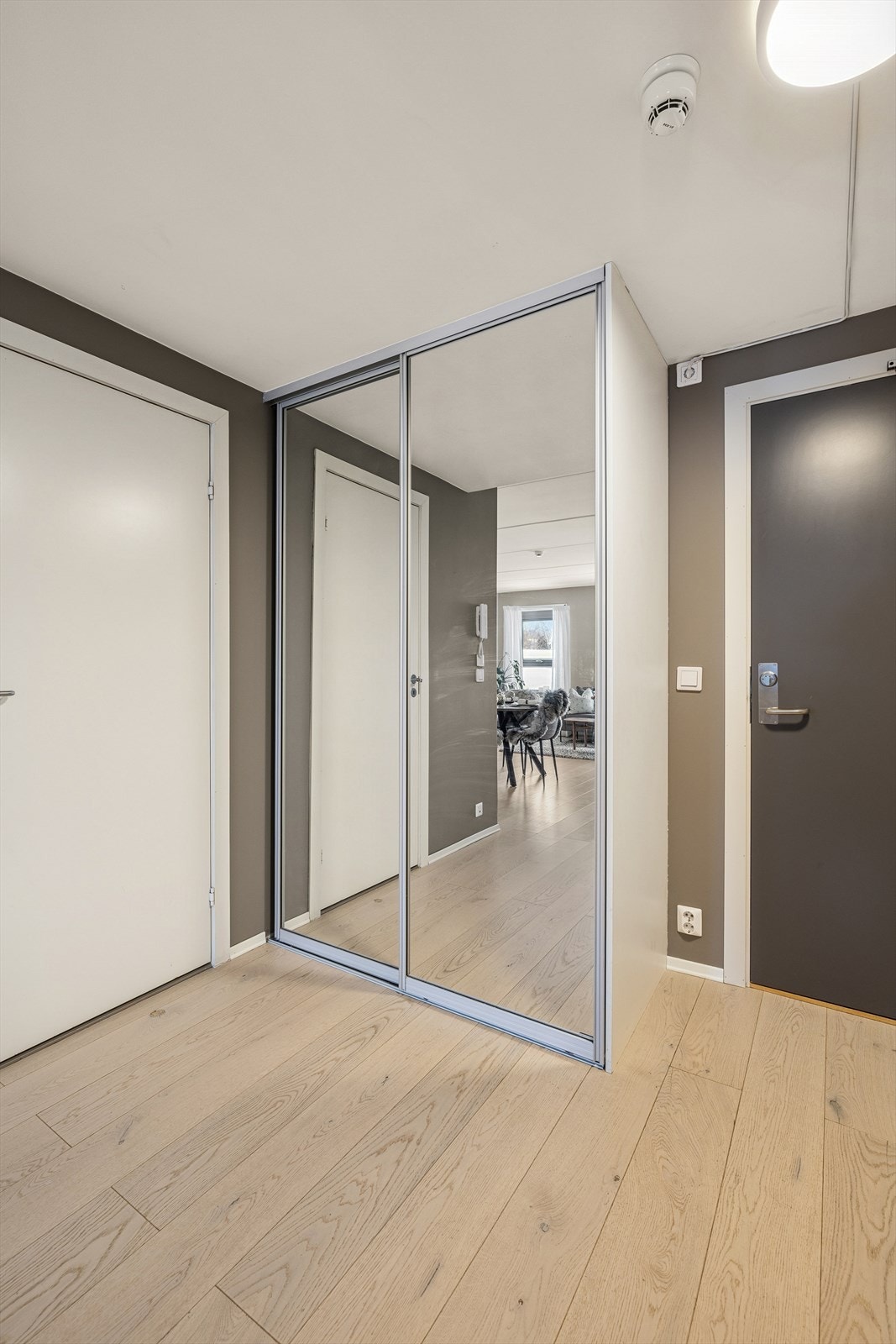 Entréen har et praktisk garderobeskap med speilfronter for oppbevaring av yttertøy. Galleribilde