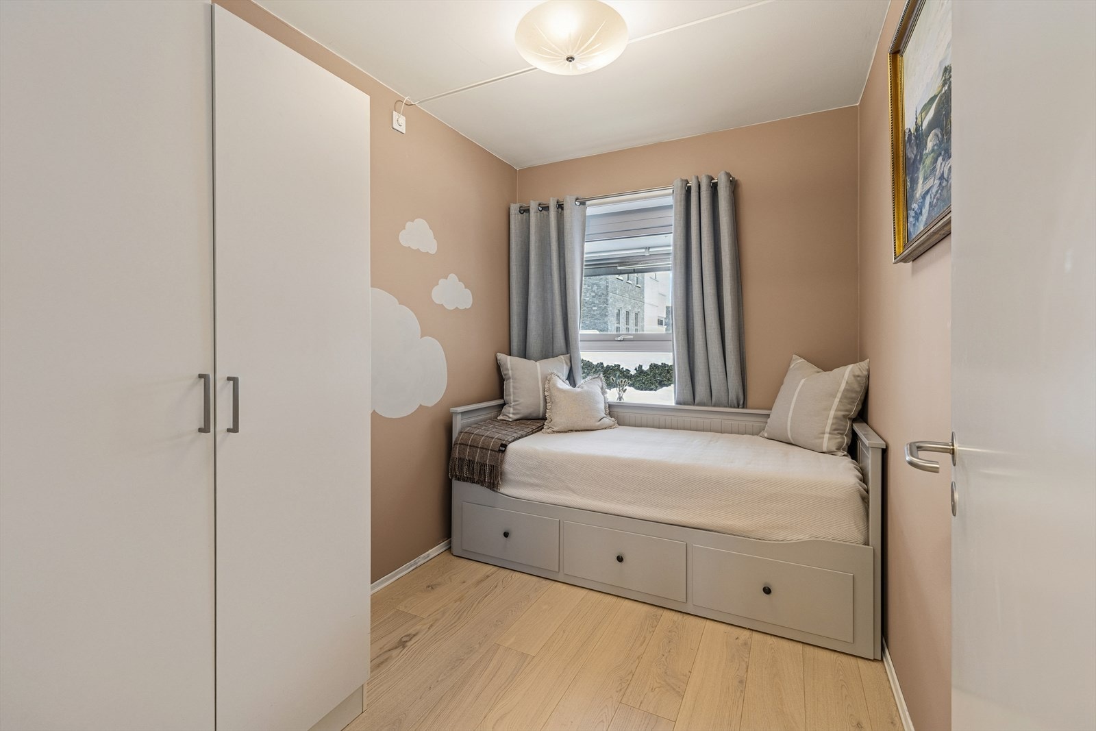 Det andre soverommet egner seg godt som barnerom, gjesterom eller kontor. Galleribilde