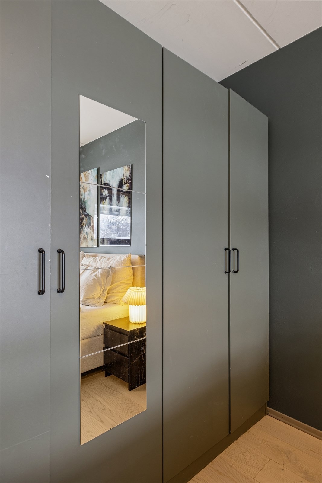 Garderobeskap i samme stil som de malte veggene i rommet. Galleribilde