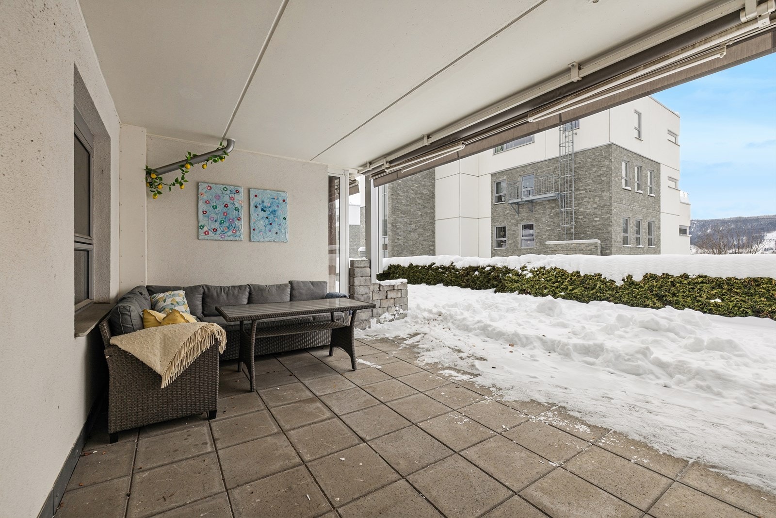 Den store markterrassen på 27 m² er skjermet og har gode solforhold. Selger opplyser at solen titter frem fra kl. 12 til kl. 22 på sommertid. Galleribilde