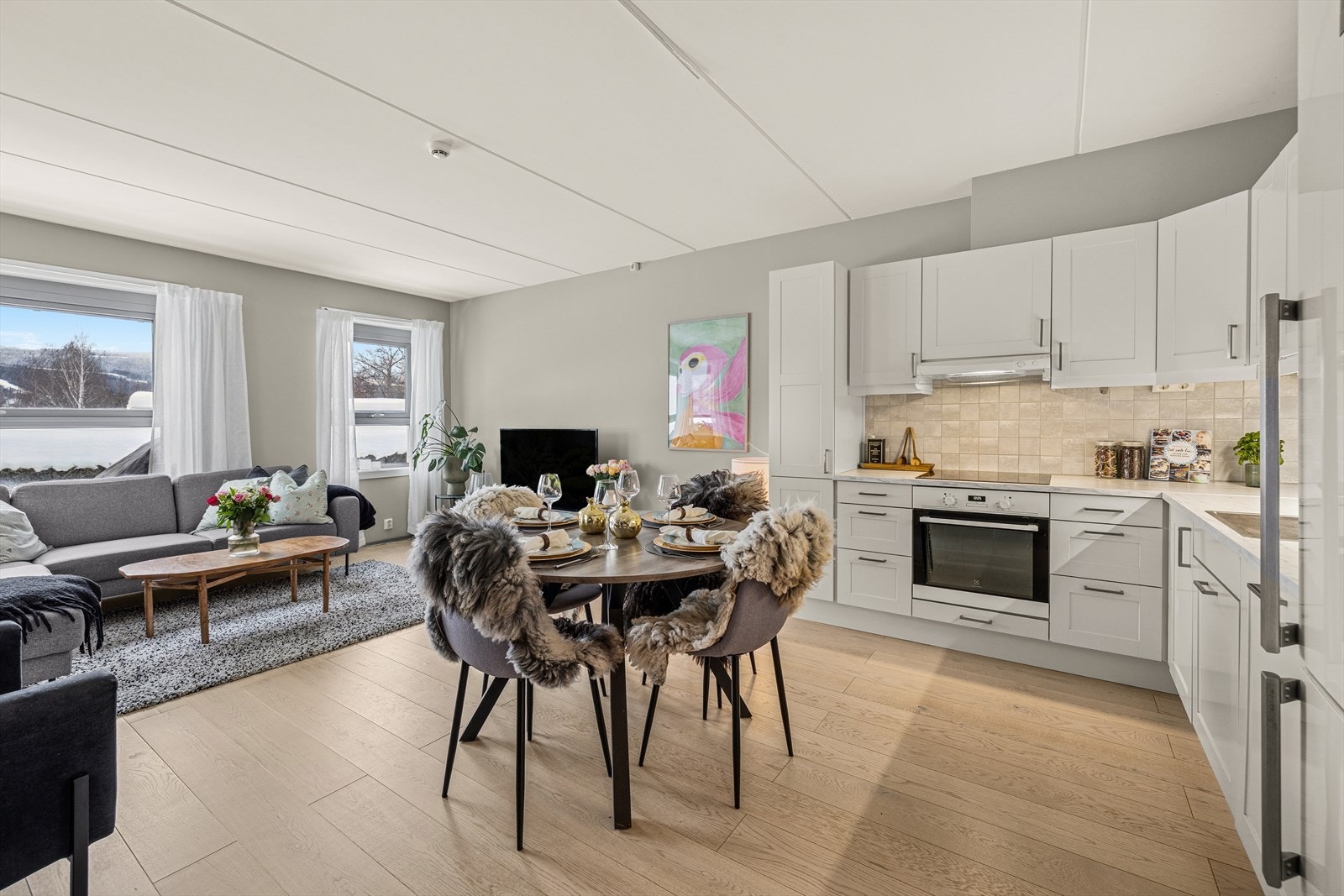 Åpen løsning mellom stue og kjøkken skaper en sosial og innbydende atmosfære. Galleribilde