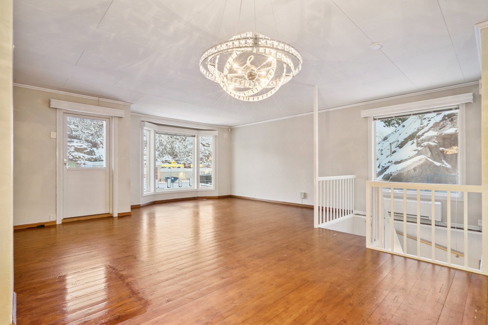 Boligen er fra 1985 og holder normal standard ut ifra byggeår, modernisering må påregnes. Galleribilde