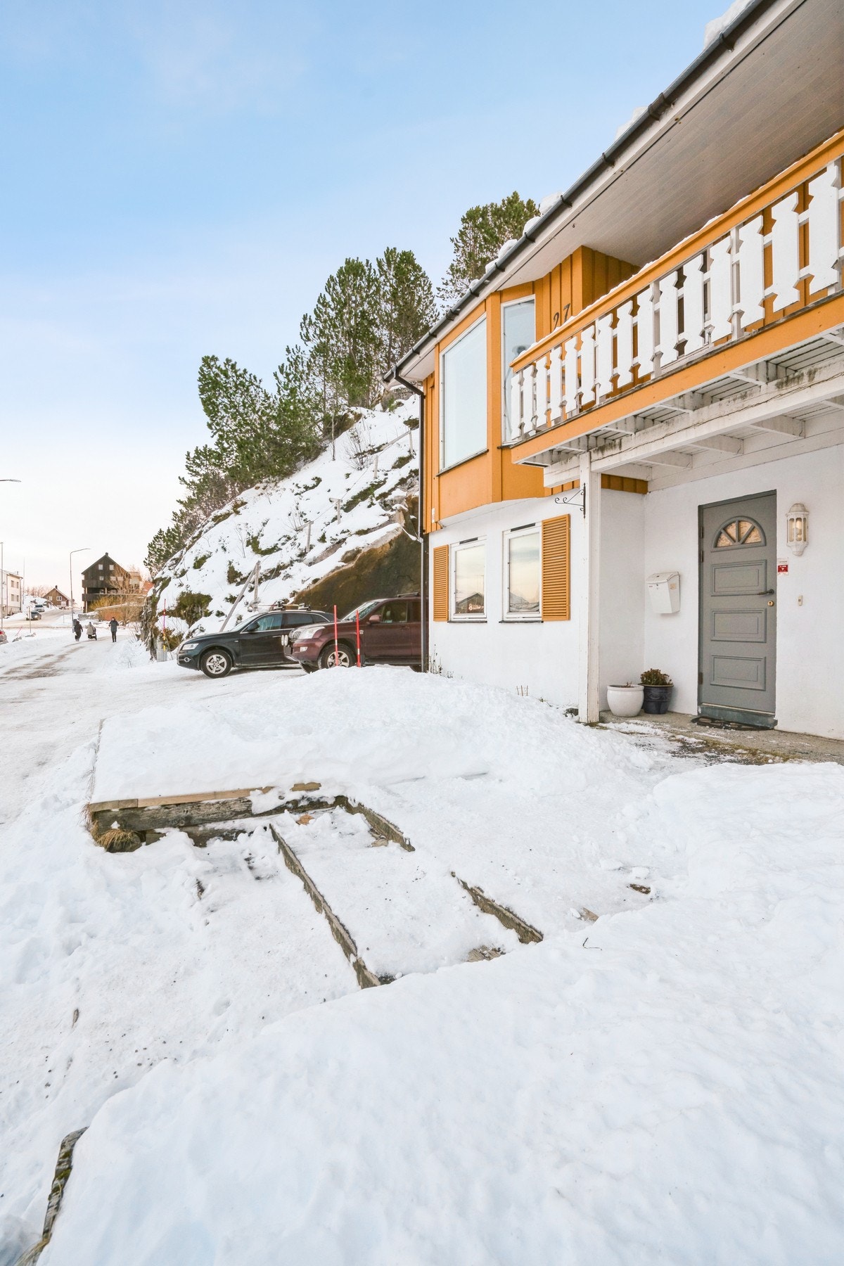 Svolvær sentrum ligger kun en kort gange fra eiendommen og der finner man blant annet et godt utvalg av butikker, kjøpesenter, matbutikker, spisesteder, kafeèr m.m. Galleribilde