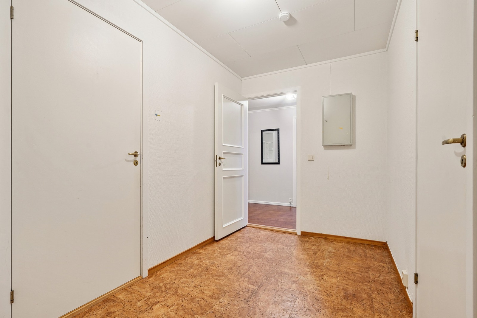 Deler av gangen i underetasjen. Galleribilde