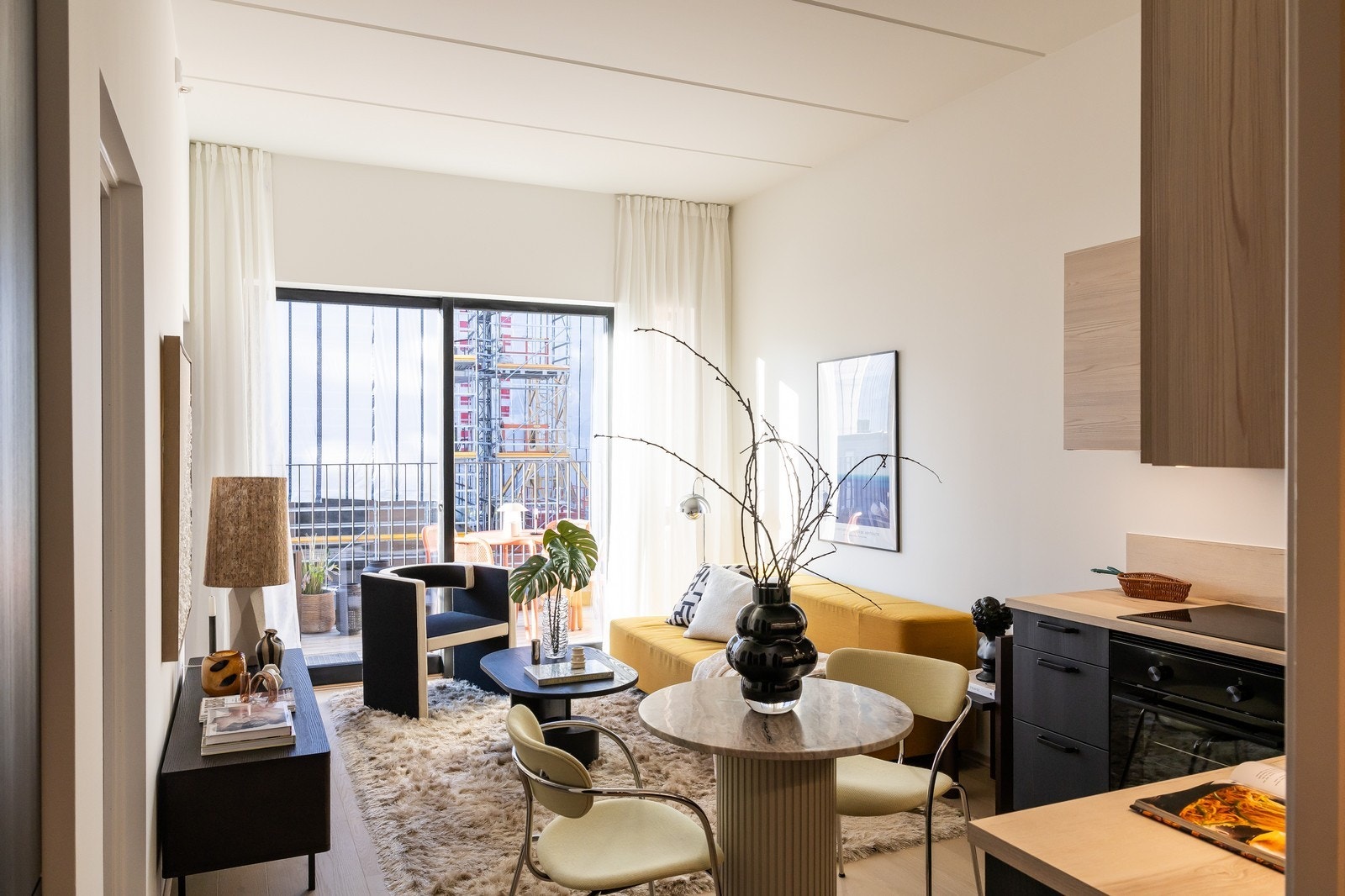 Lys og areal-effektiv stue med direkte utgang til balkong på 10,5 kvm Galleribilde