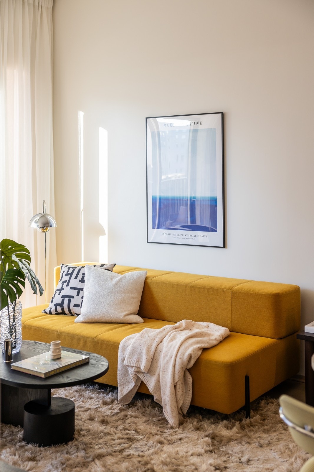 Stuen imponerer med sin ekstra takhøyde som skaper en luftig og innbydende følelse Galleribilde