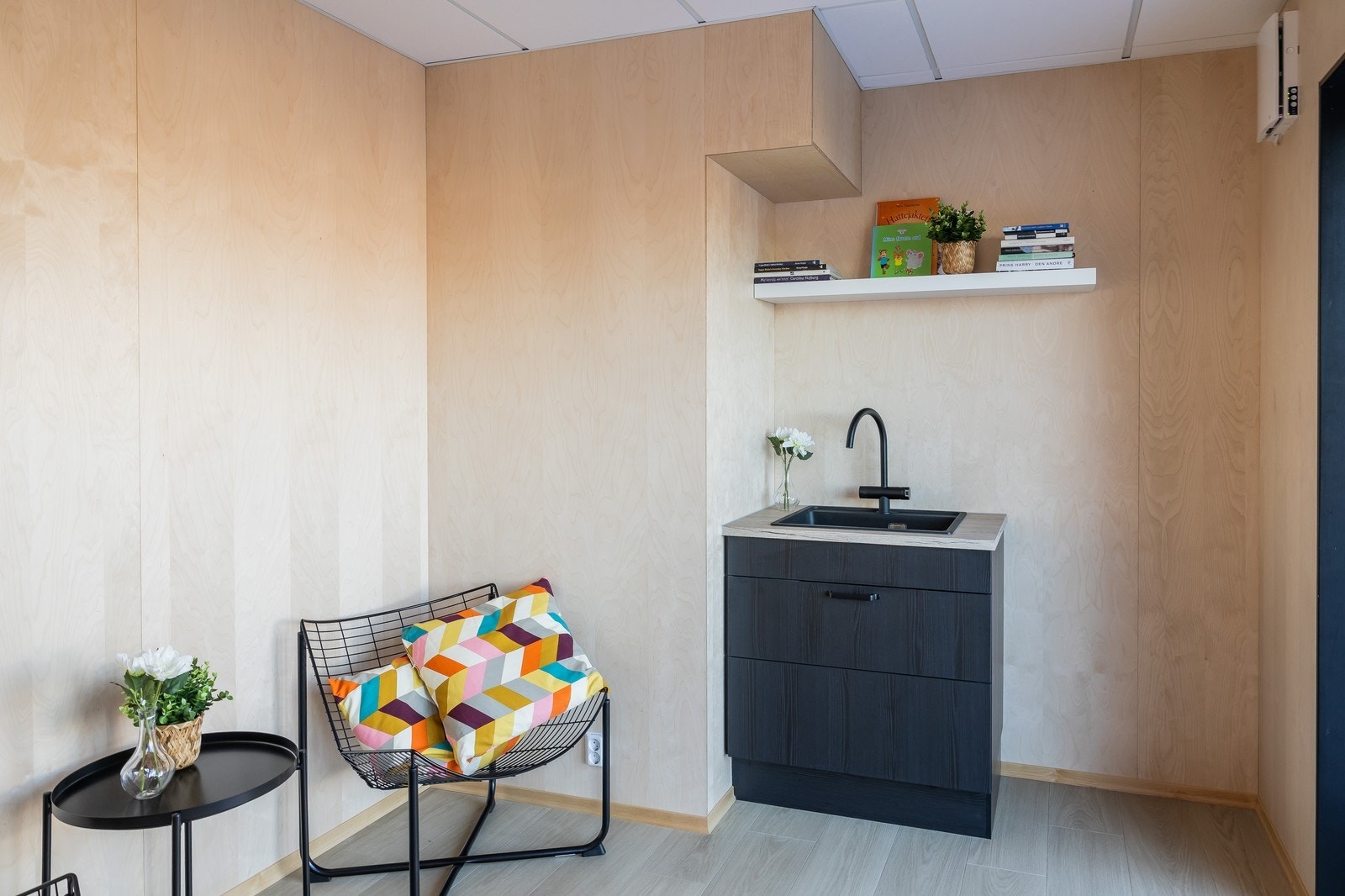 Oppholdsrom med vask tilhørende felles takterrasse Galleribilde