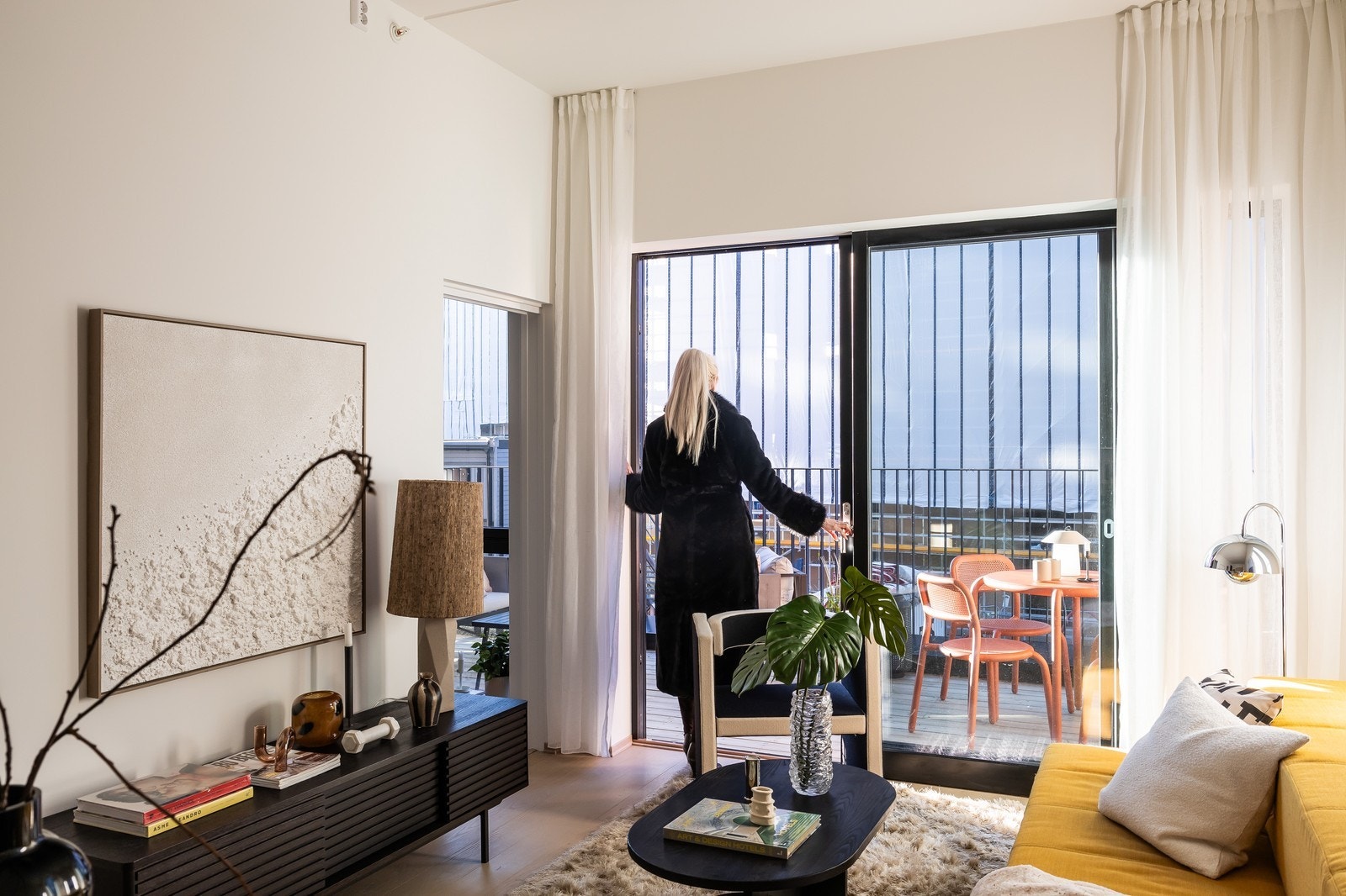 Stue og kjøkken er i en åpen og sosial løsning, med plass til både sofagruppe og spisebord Galleribilde