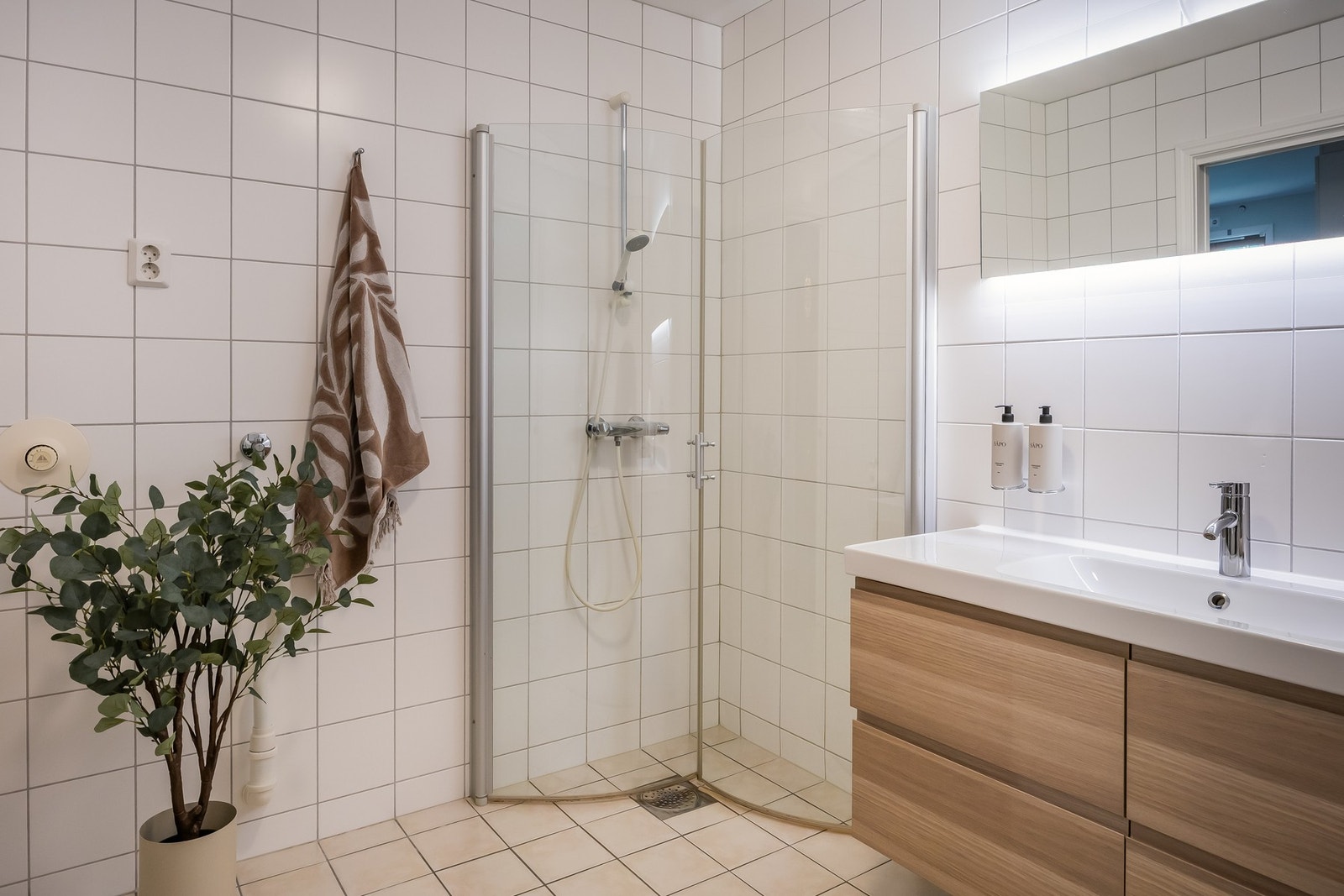 Utstyrt med servant med skuffeseksjon, dusj, toalett og opplegg for vaskemaskin. Galleribilde