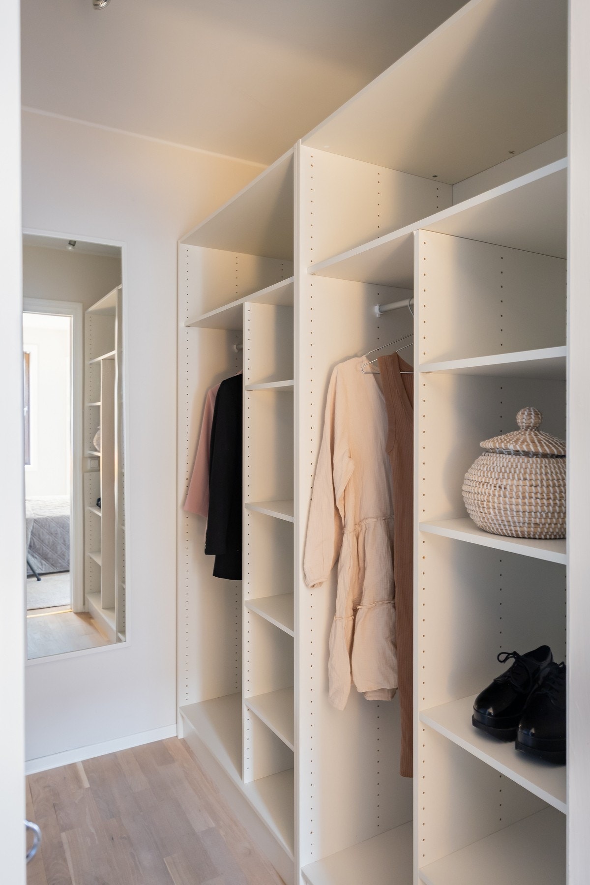 God plass for klær og oppbevaring. Galleribilde