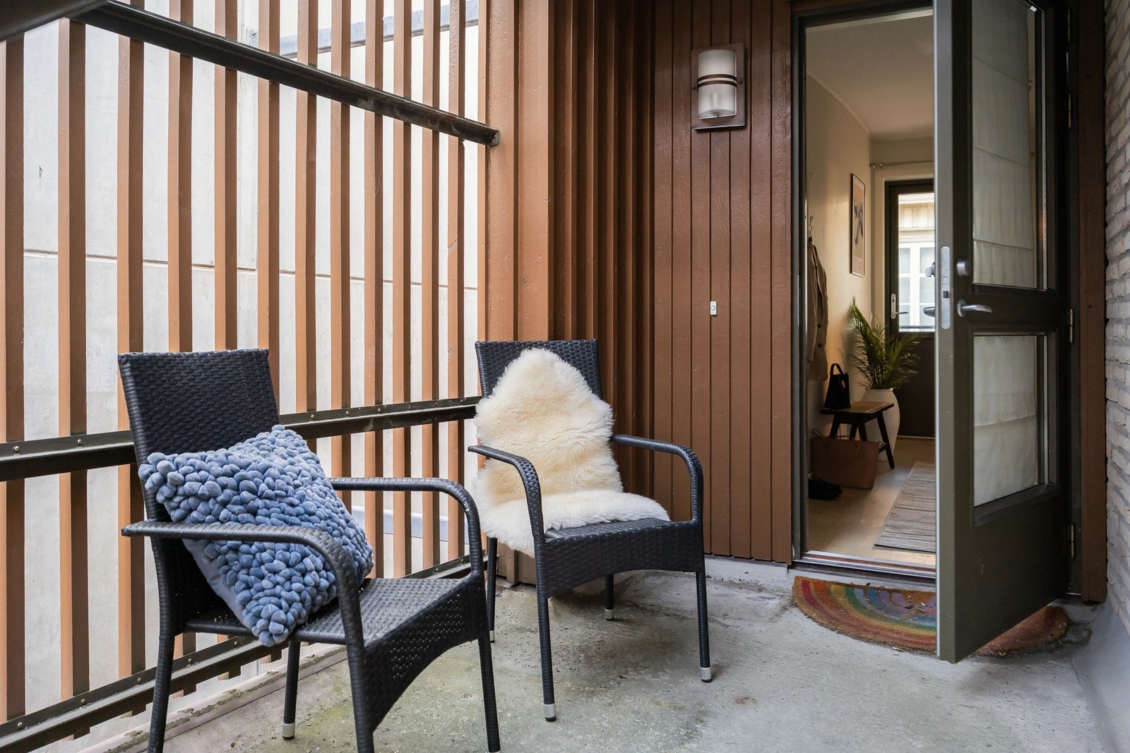 Entreen er tilbaketrukket og skjermet plassert. Galleribilde