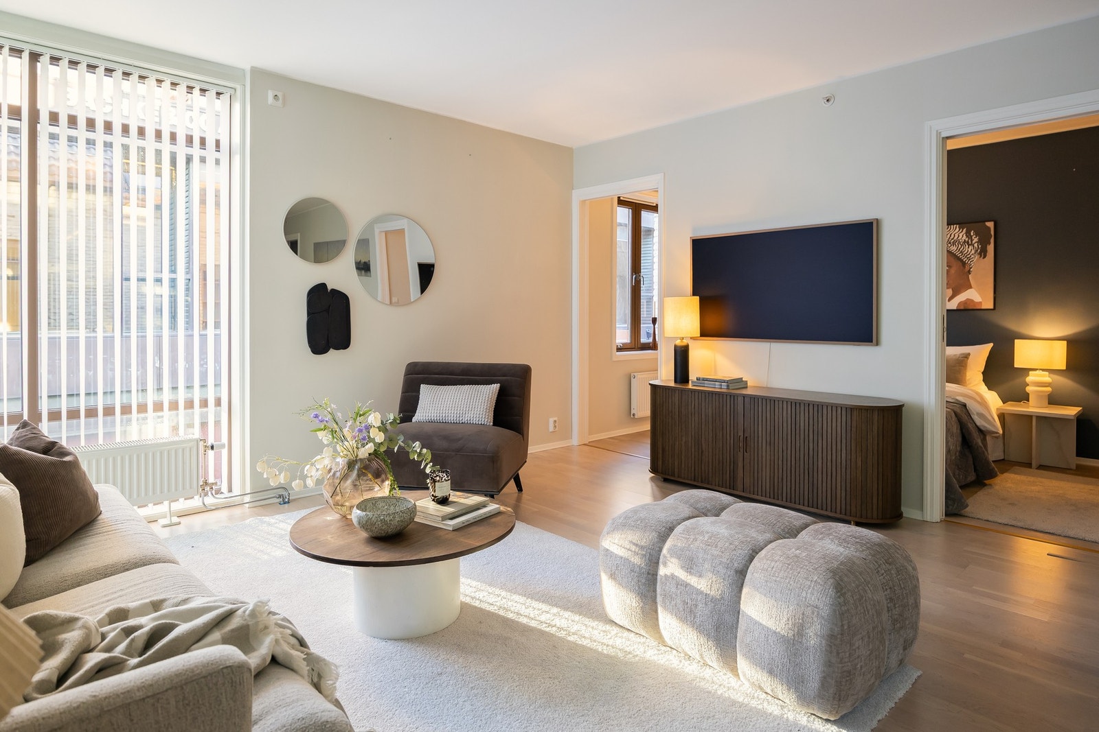 Naturlig plassering av tv-oppheng og sofa. Galleribilde