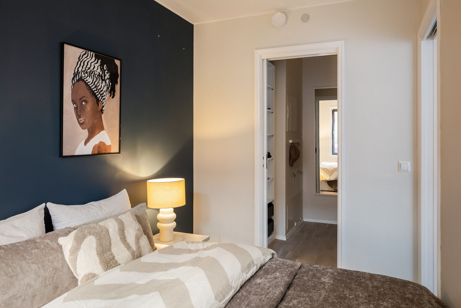 Egen walk-in garderobe. Galleribilde